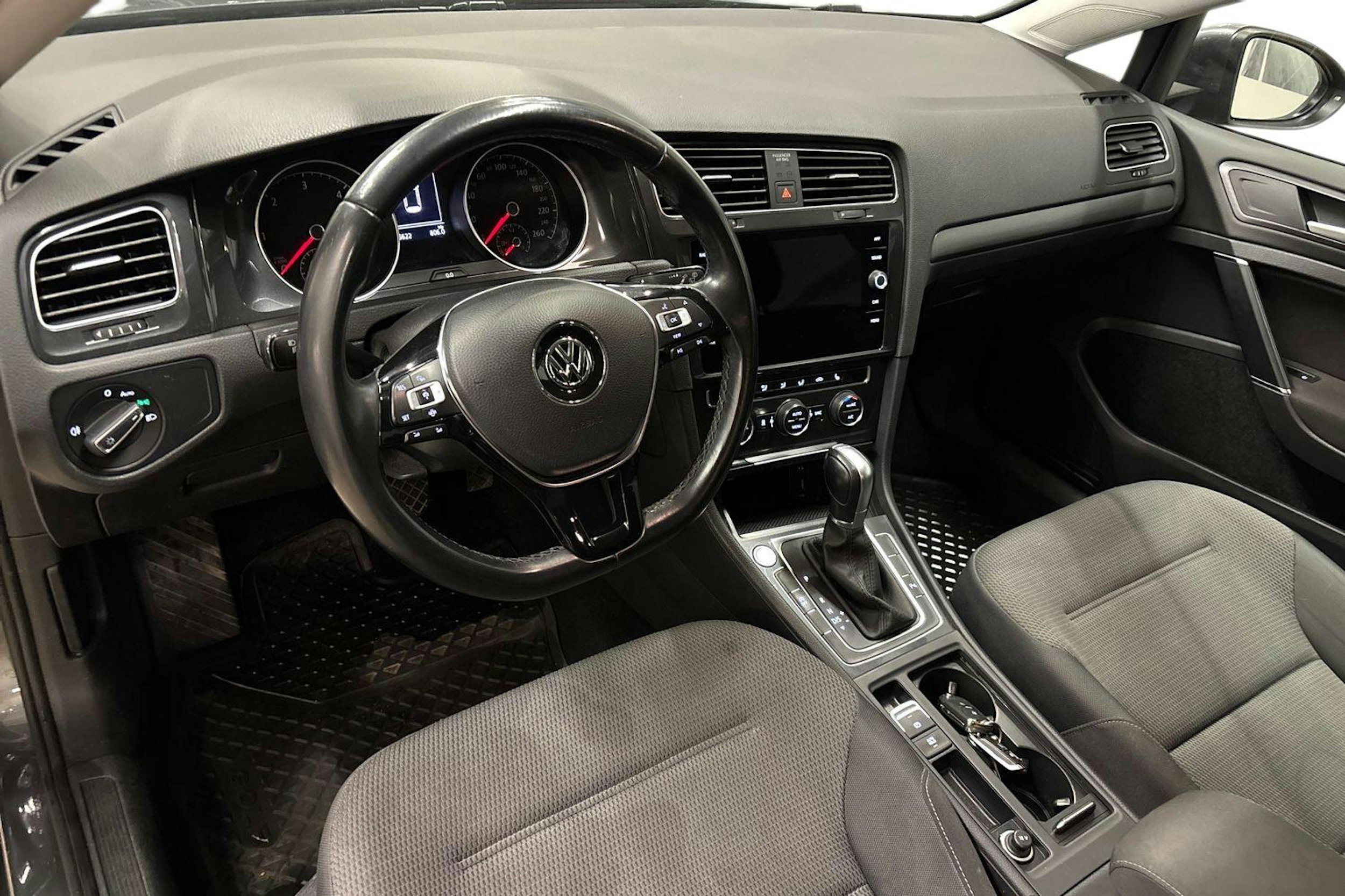 harmaa Volkswagen Golf 2019 kuva 7.