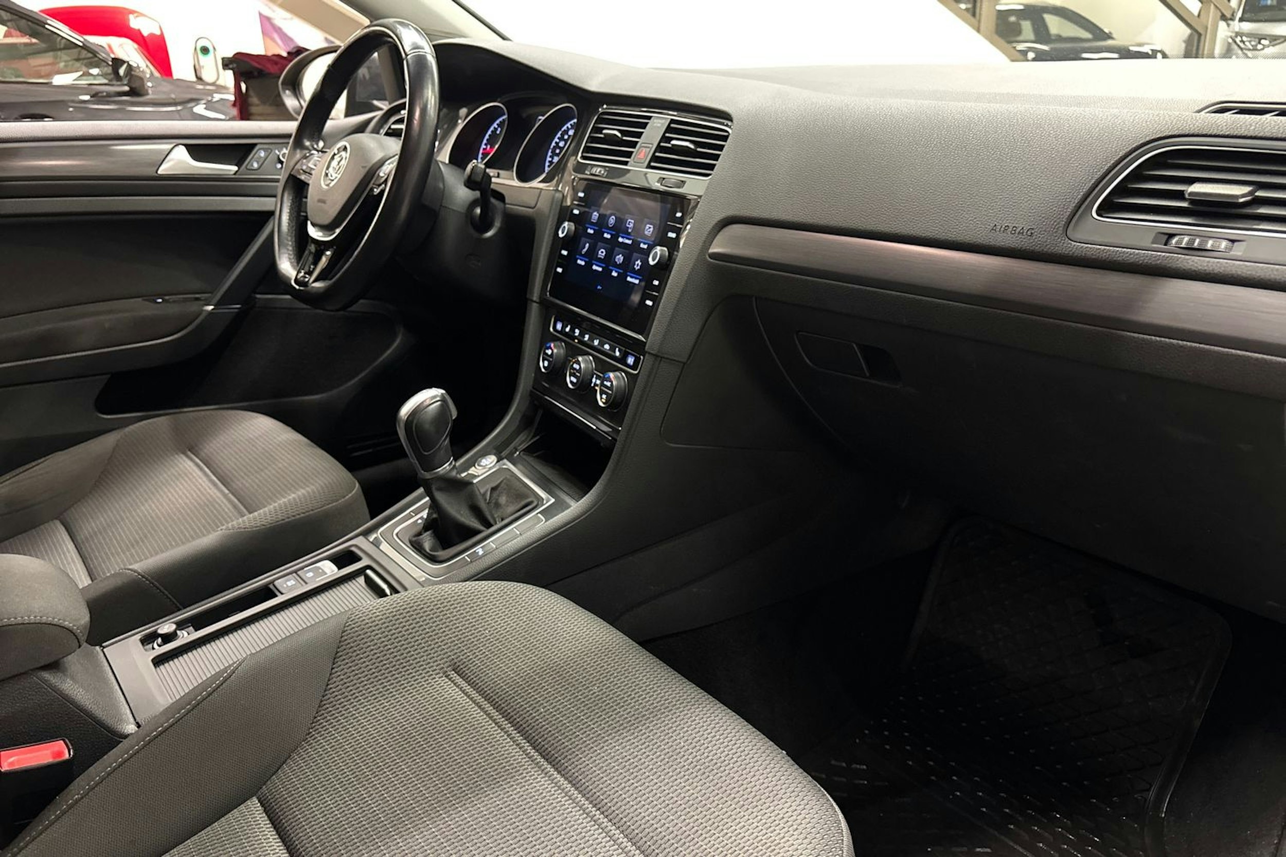 harmaa Volkswagen Golf 2019 kuva 25.