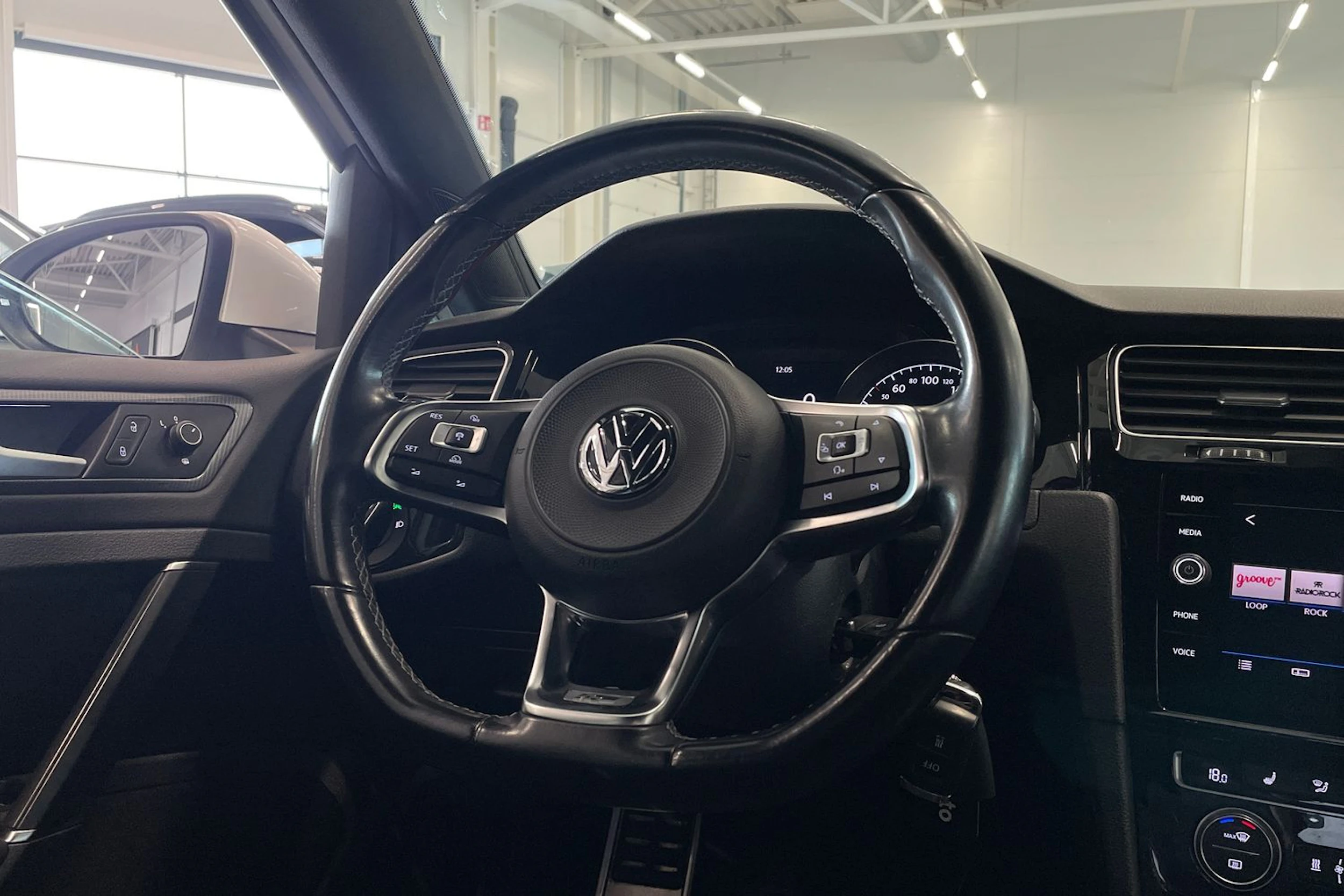 valkoinen Volkswagen Golf 2018 kuva 12.