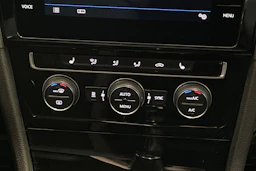 valkoinen Volkswagen Golf 2018 kuva 23.
