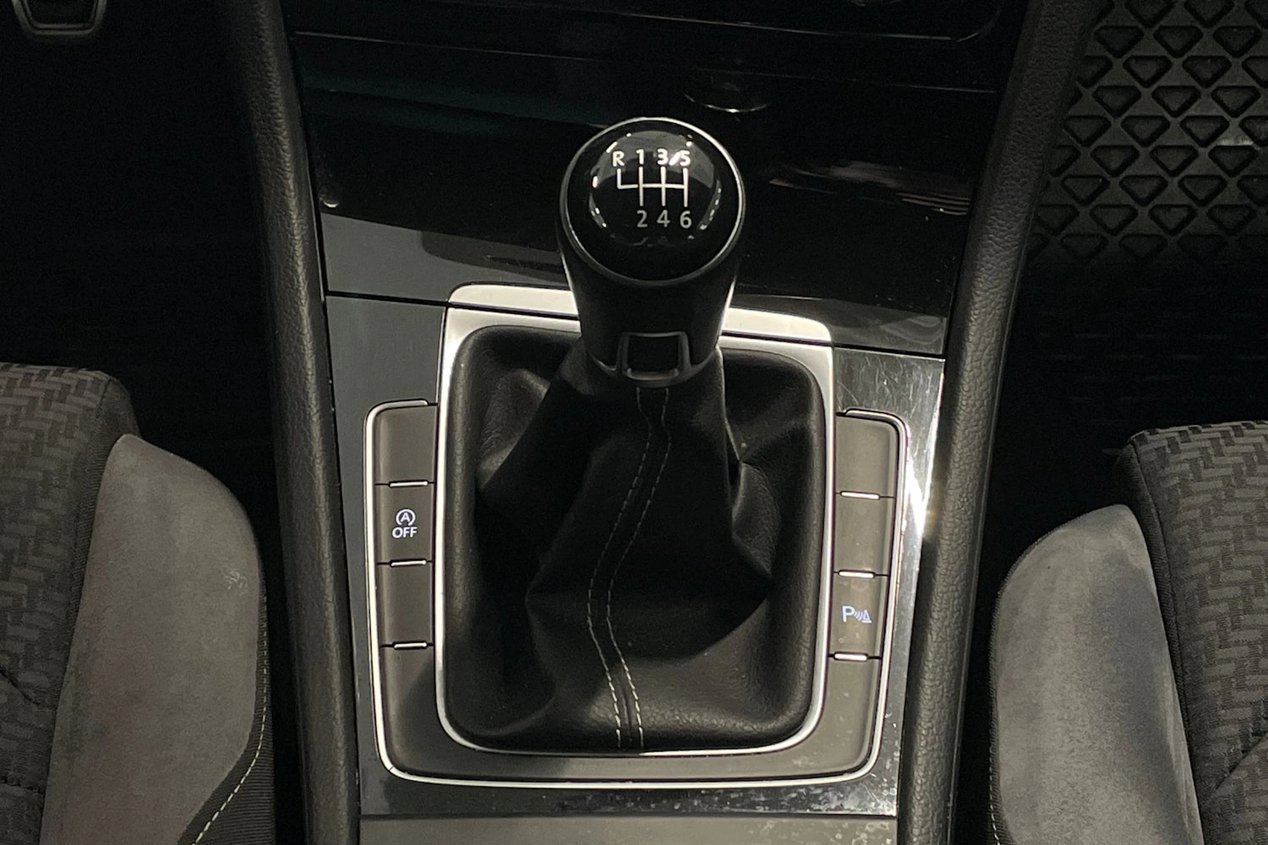 valkoinen Volkswagen Golf 2018 kuva 24.