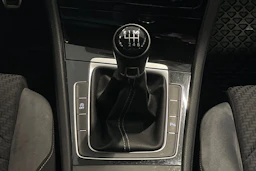 valkoinen Volkswagen Golf 2018 kuva 24.