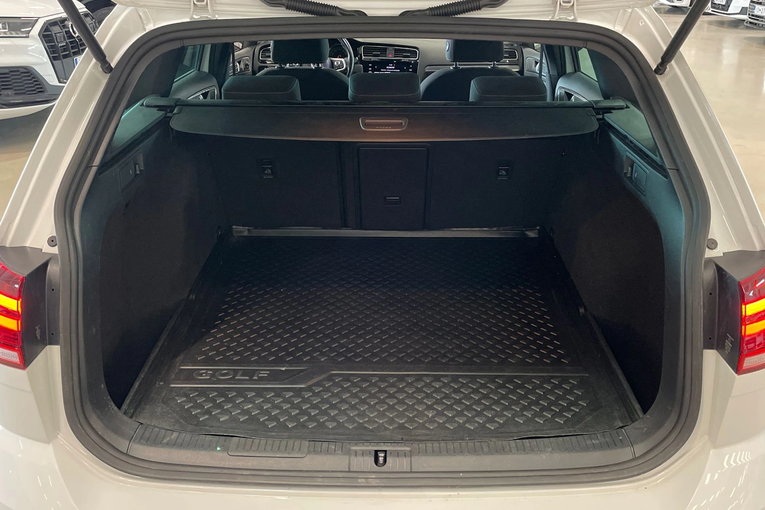 valkoinen Volkswagen Golf 2018 kuva 27.