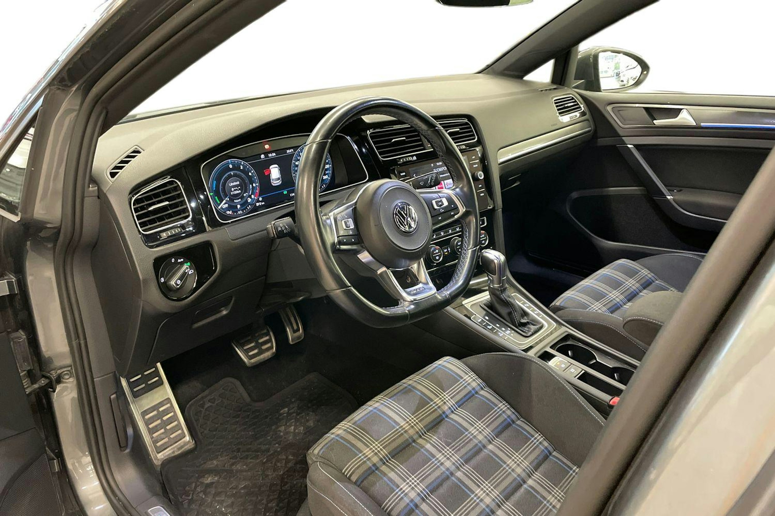 harmaa Volkswagen Golf 2018 kuva 3.