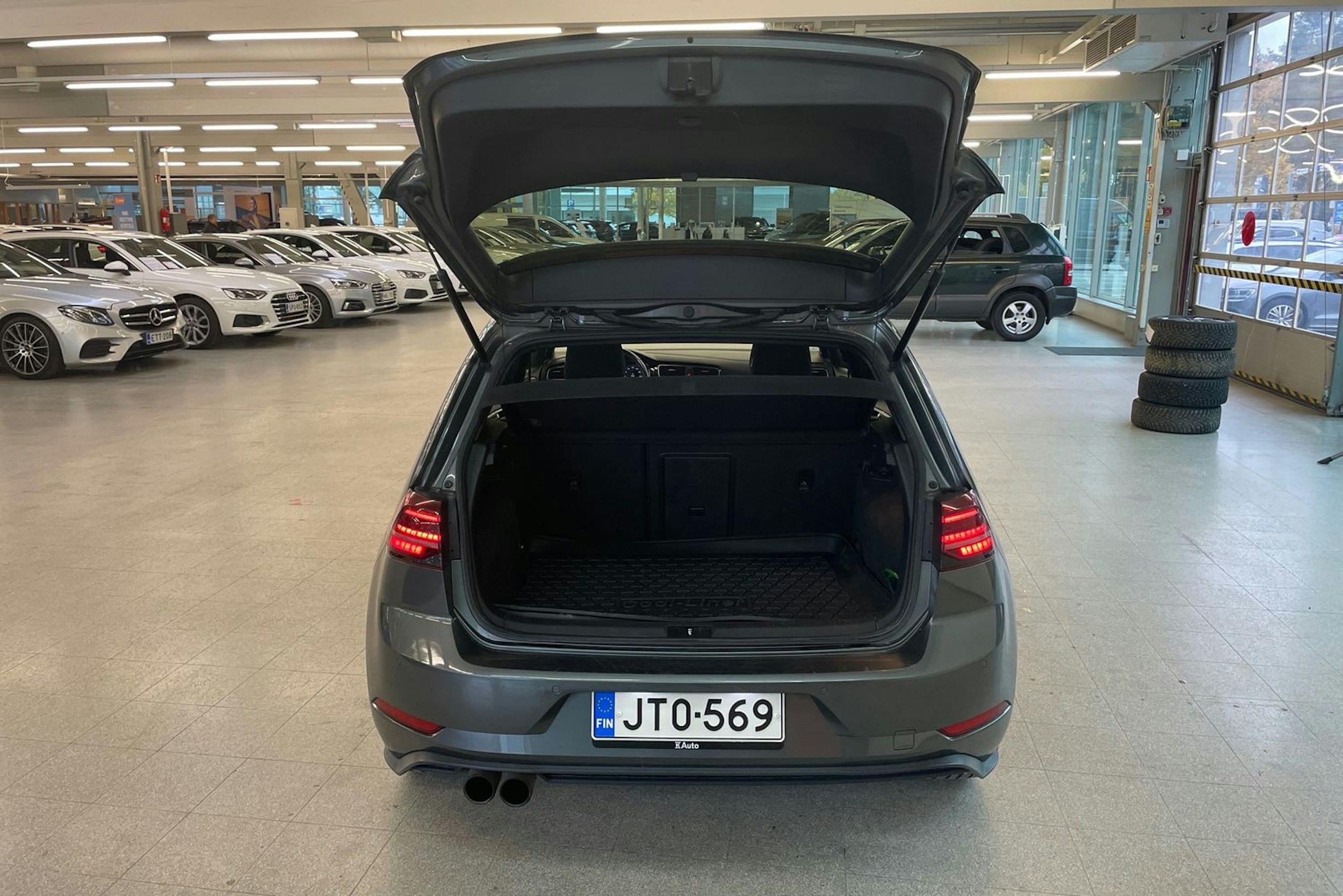 harmaa Volkswagen Golf 2018 kuva 21.