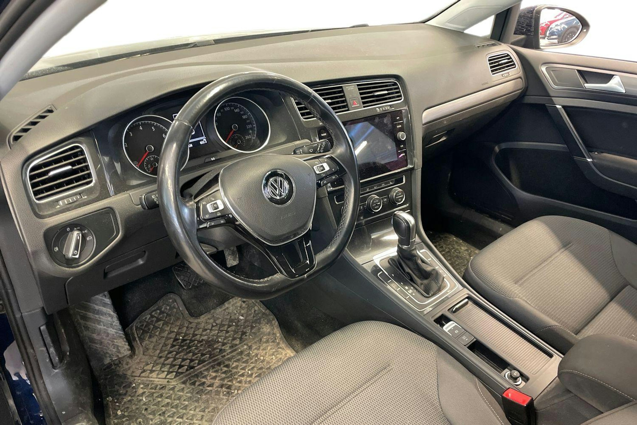 Sininen Volkswagen GOLF 2018 kuva 3.