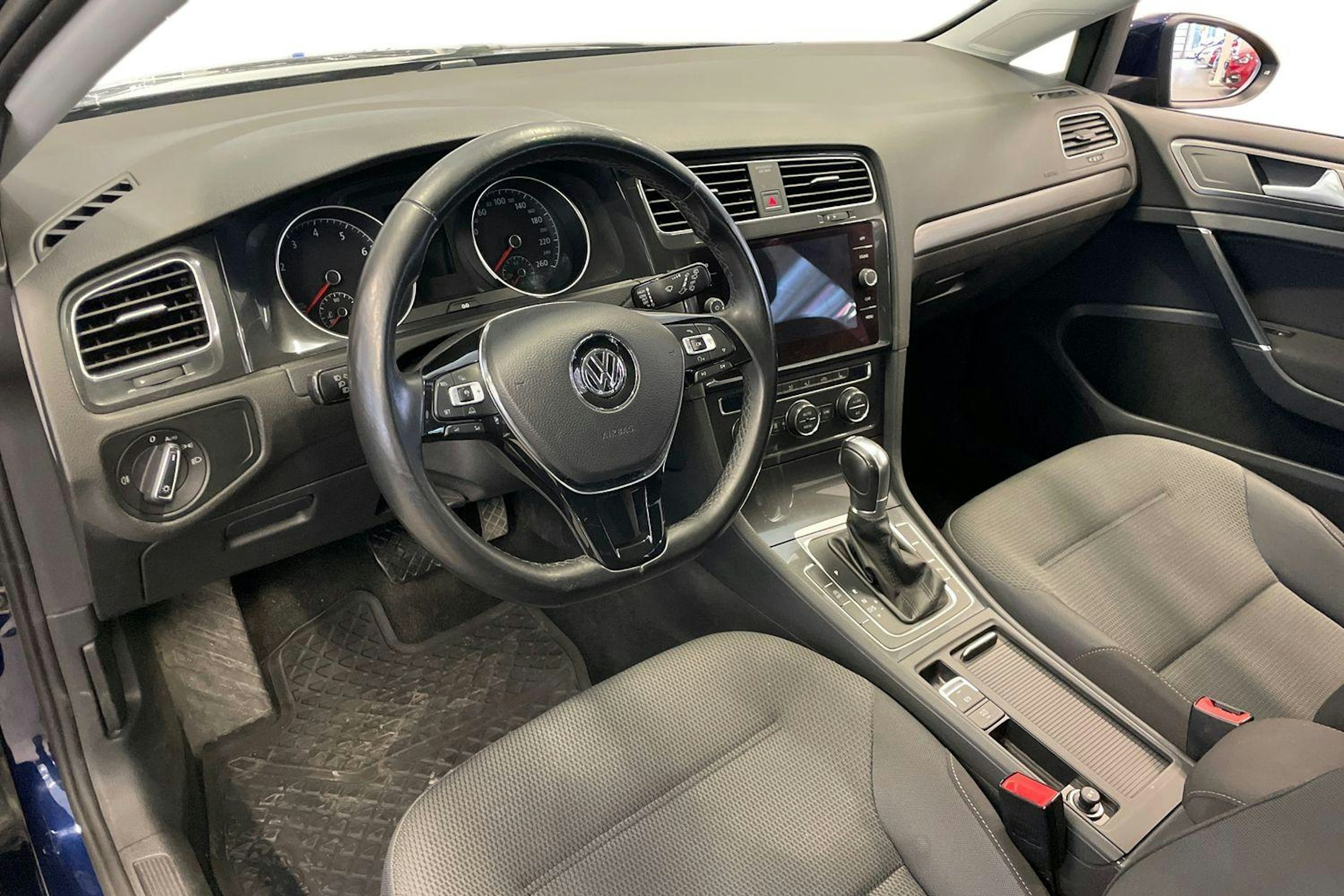 Sininen Volkswagen GOLF 2018 kuva 7.