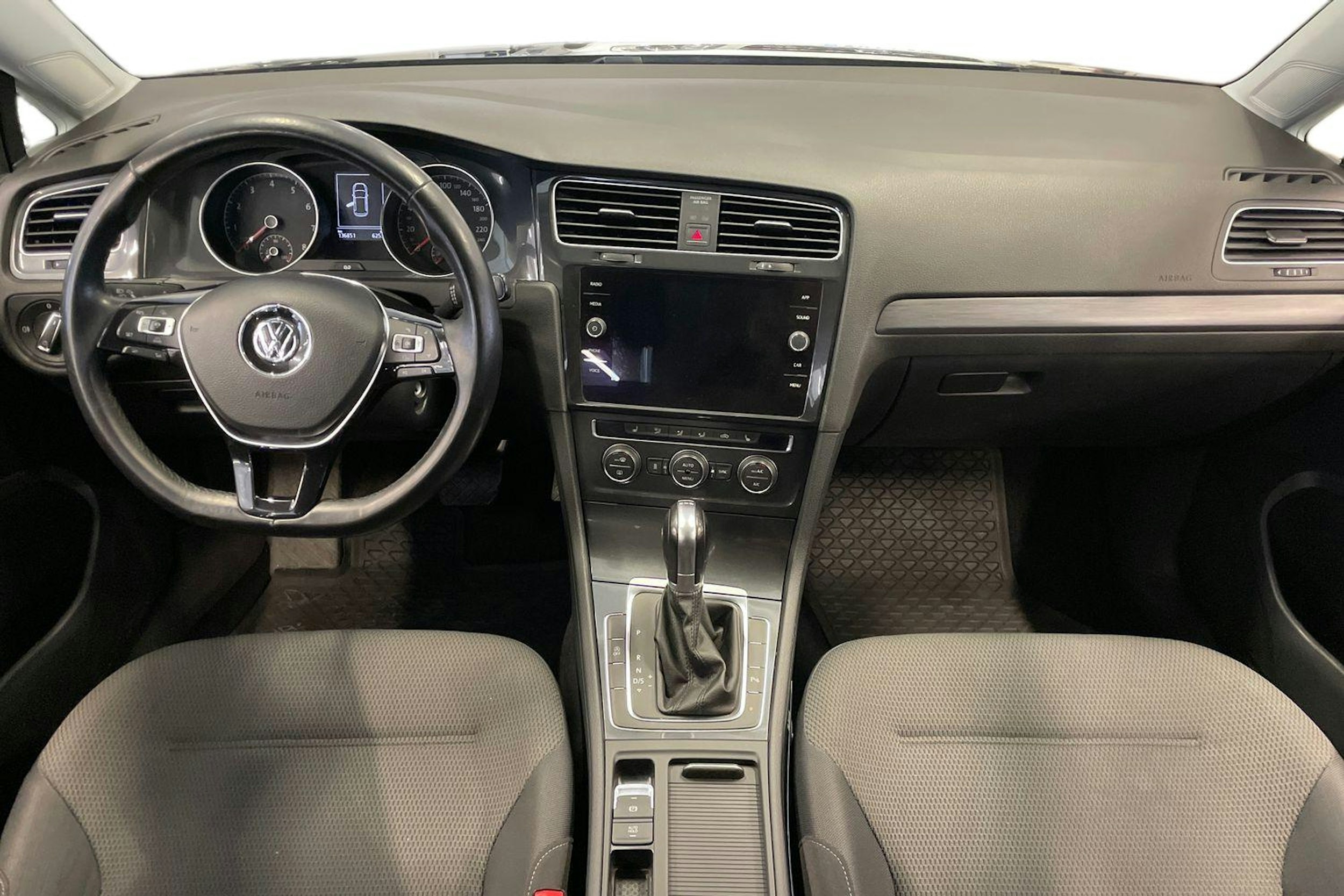 Sininen Volkswagen GOLF 2018 kuva 9.