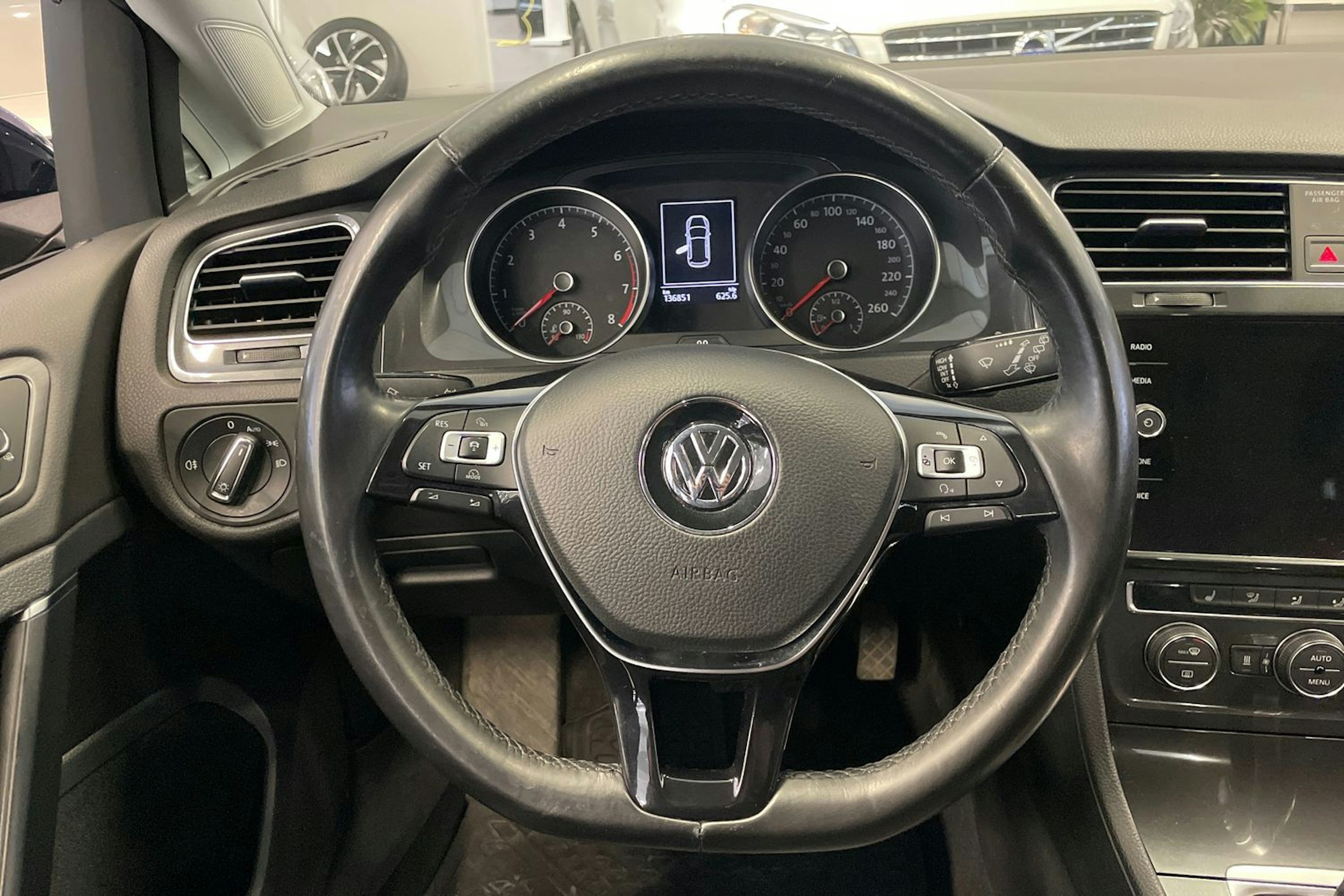 Sininen Volkswagen GOLF 2018 kuva 14.
