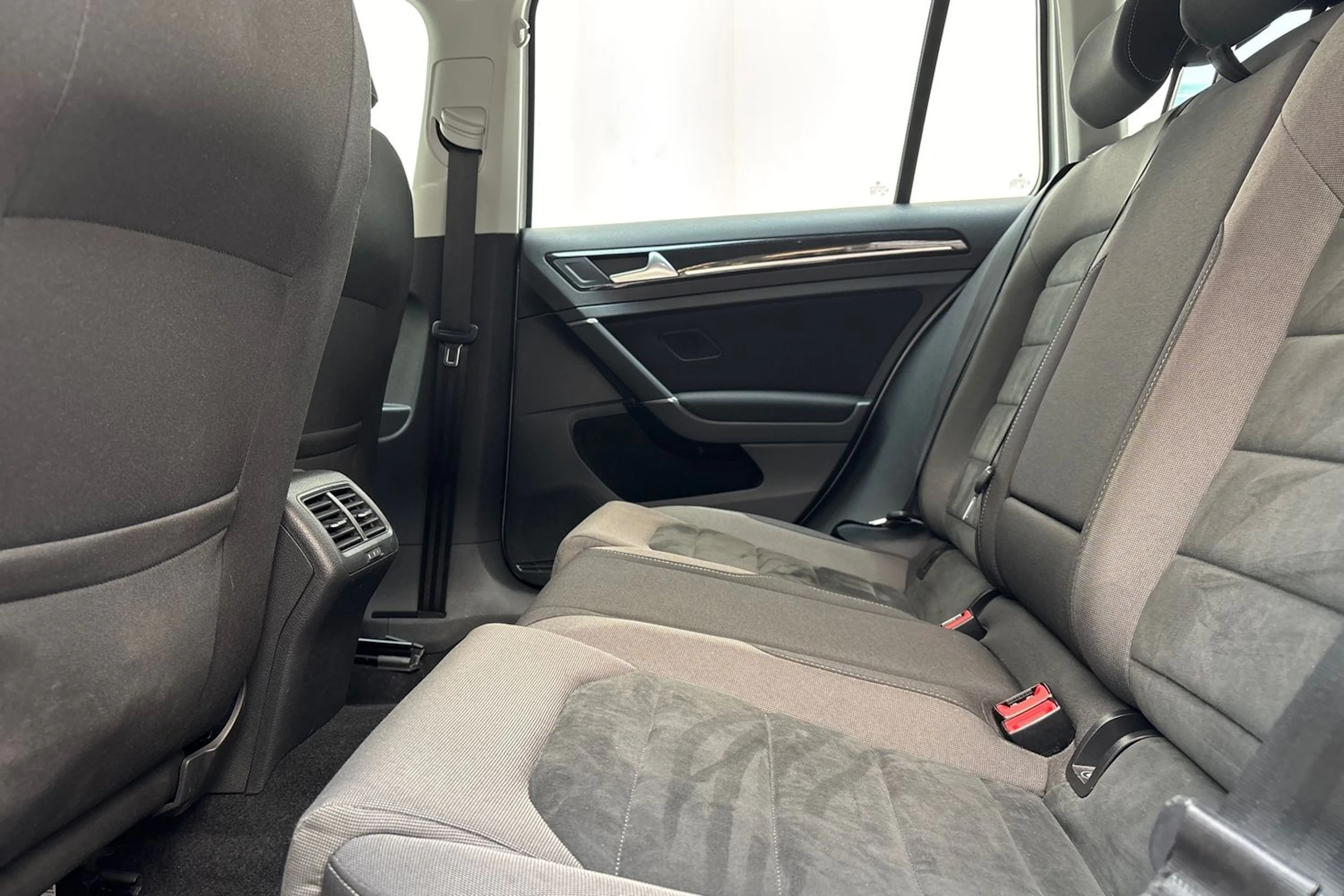 valkoinen Volkswagen Golf 2018 kuva 12.