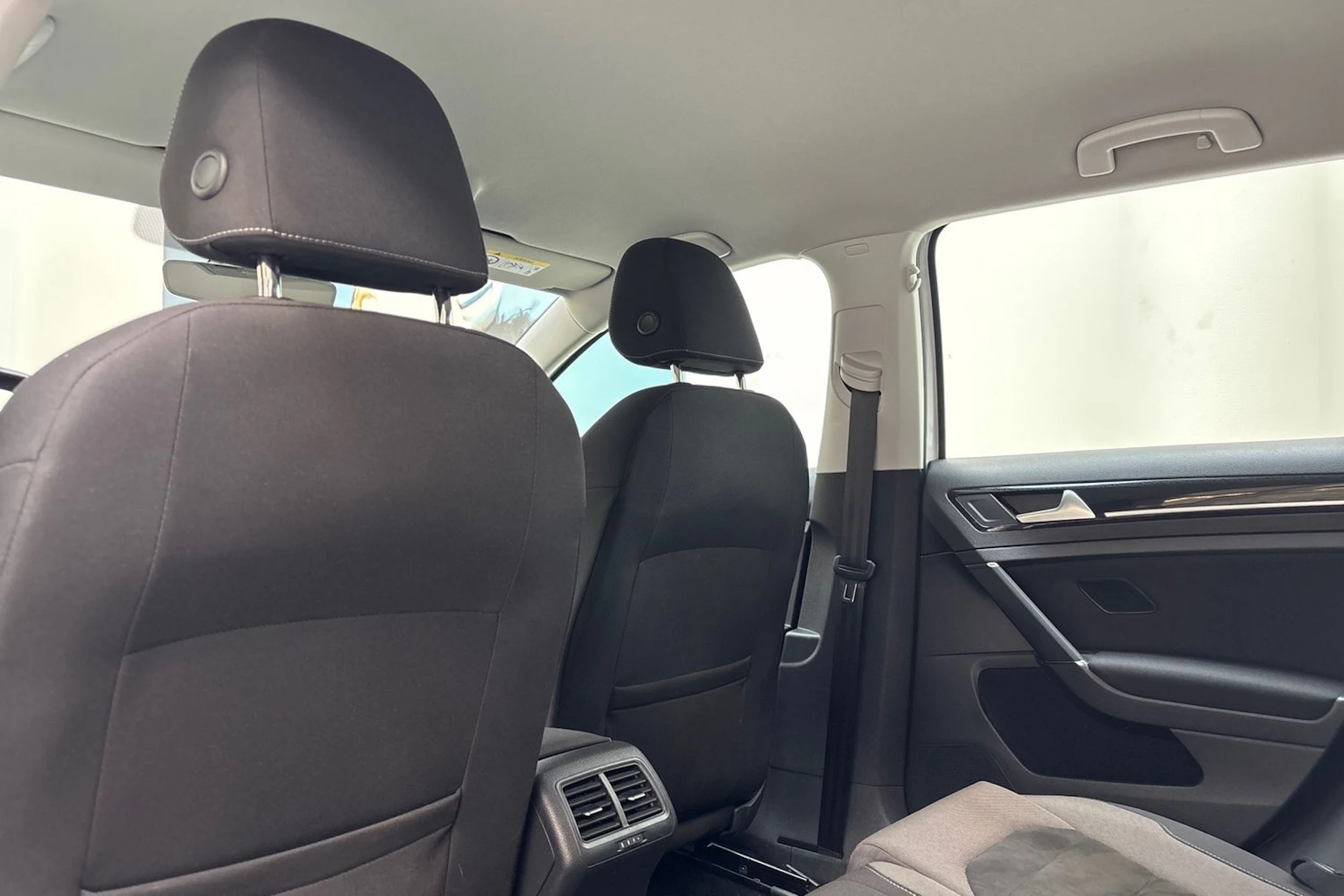 valkoinen Volkswagen Golf 2018 kuva 13.