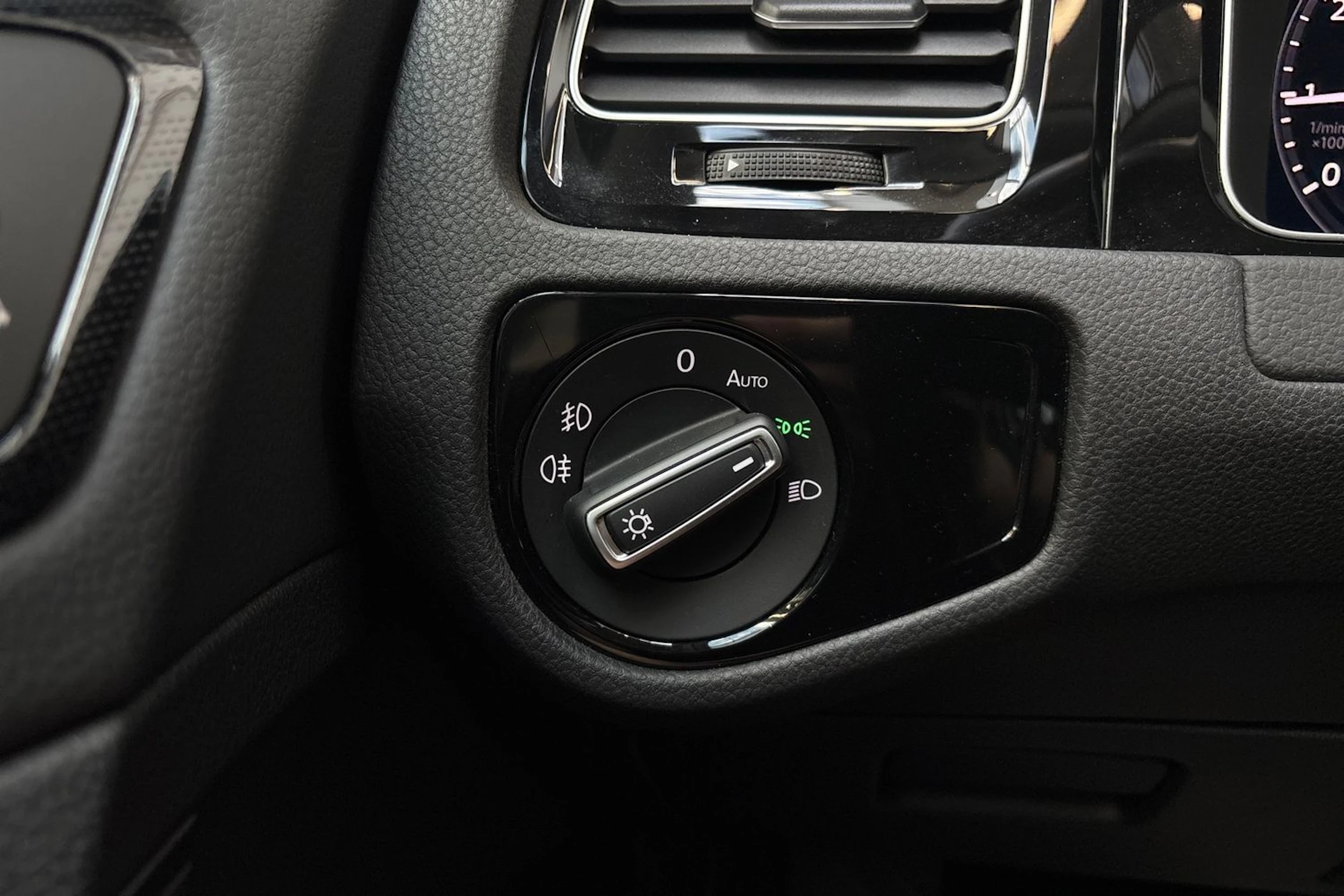 valkoinen Volkswagen Golf 2018 kuva 16.