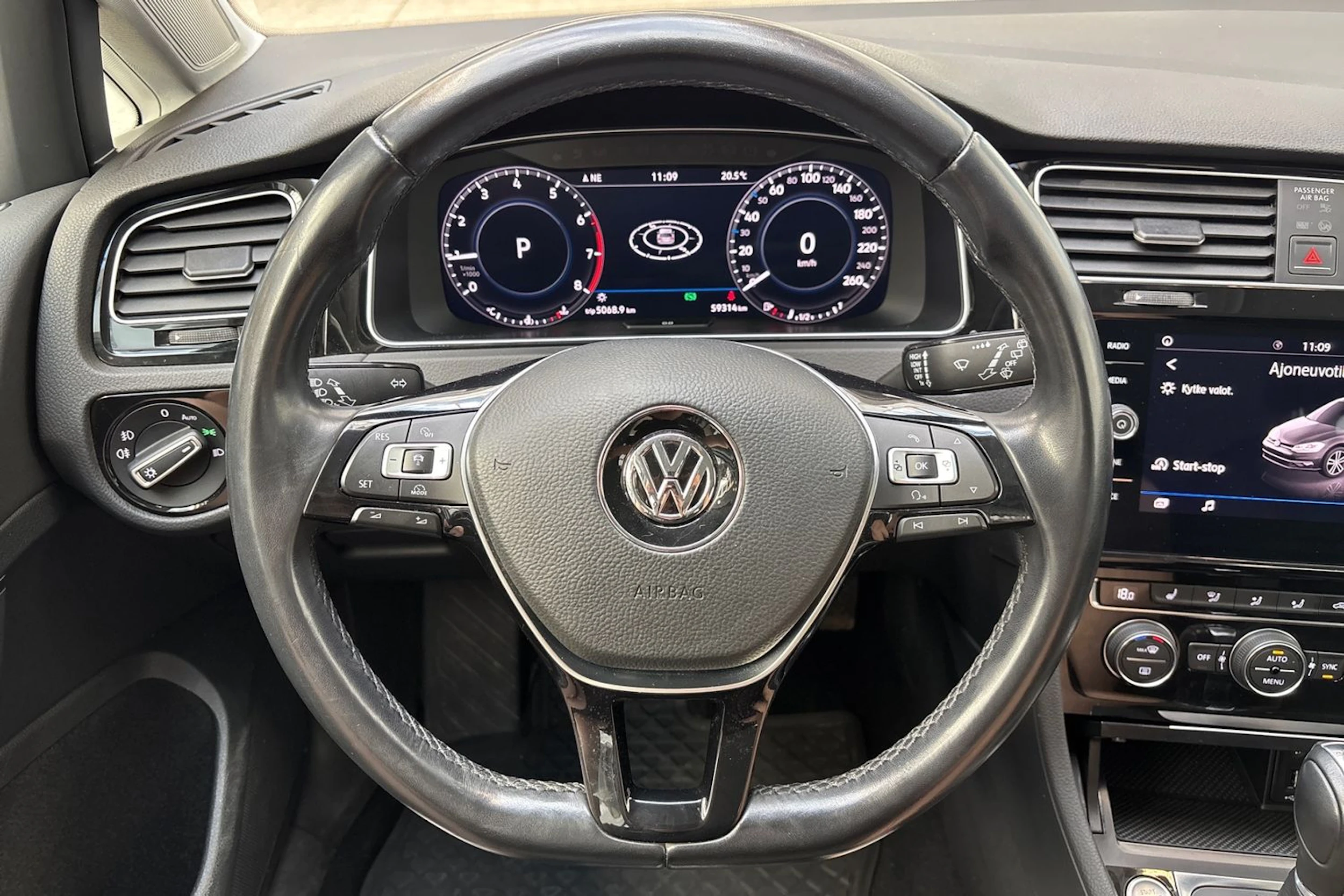 valkoinen Volkswagen Golf 2018 kuva 17.