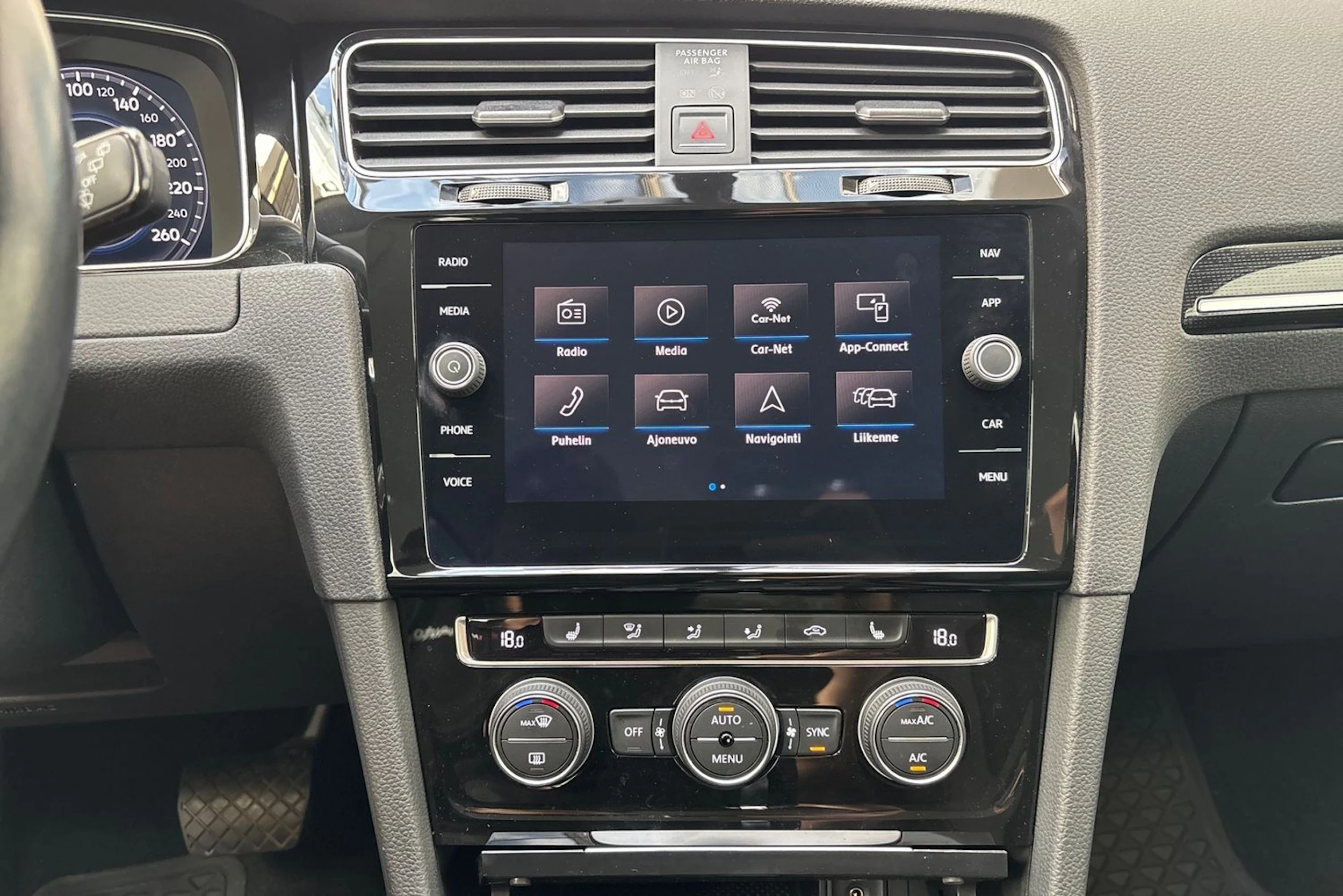 valkoinen Volkswagen Golf 2018 kuva 21.