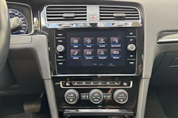 valkoinen Volkswagen Golf 2018 kuva 21.