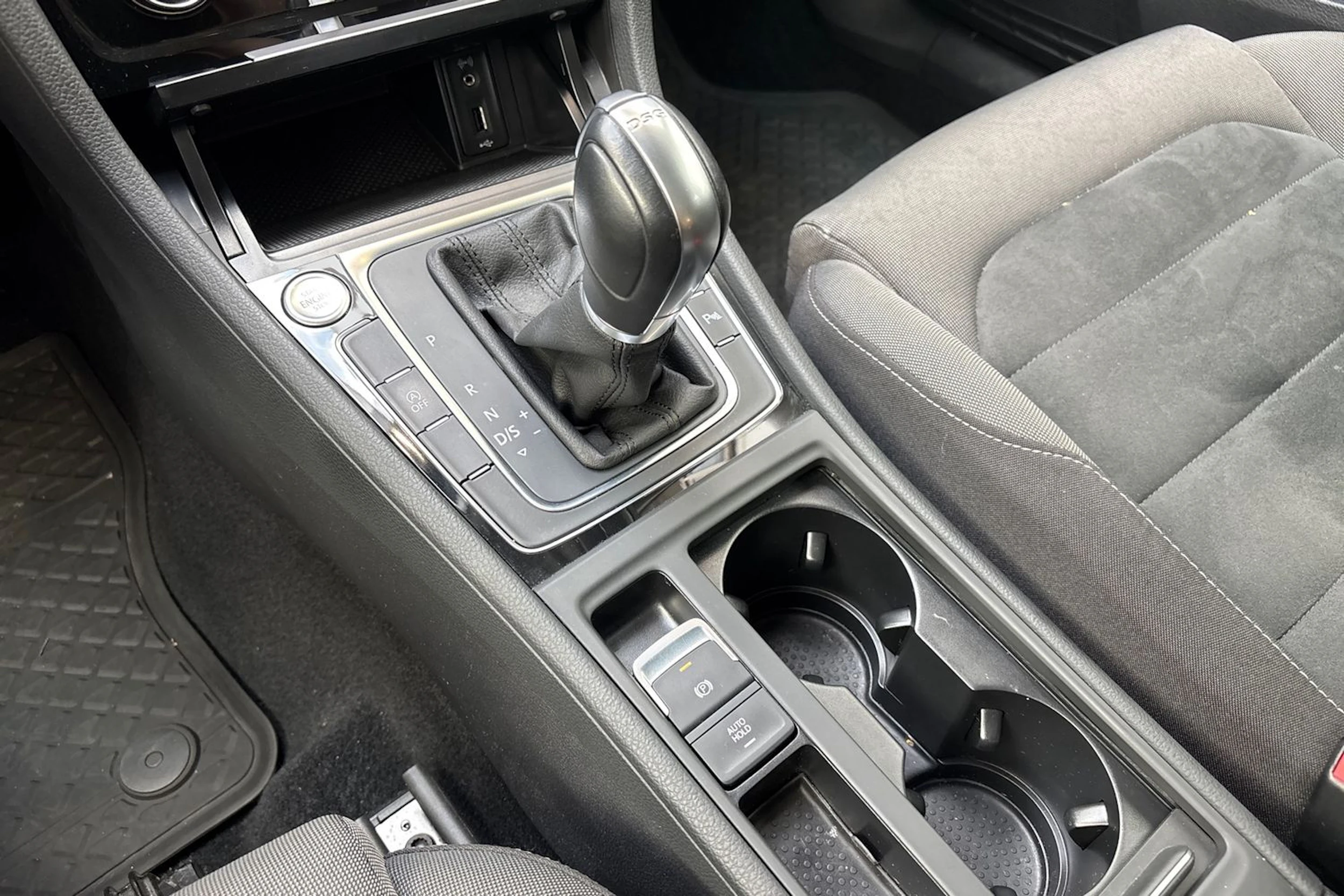 valkoinen Volkswagen Golf 2018 kuva 22.