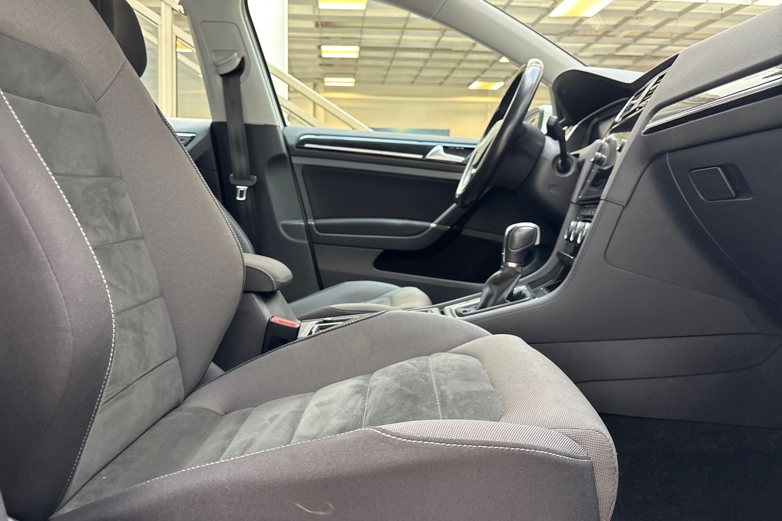 valkoinen Volkswagen Golf 2018 kuva 23.