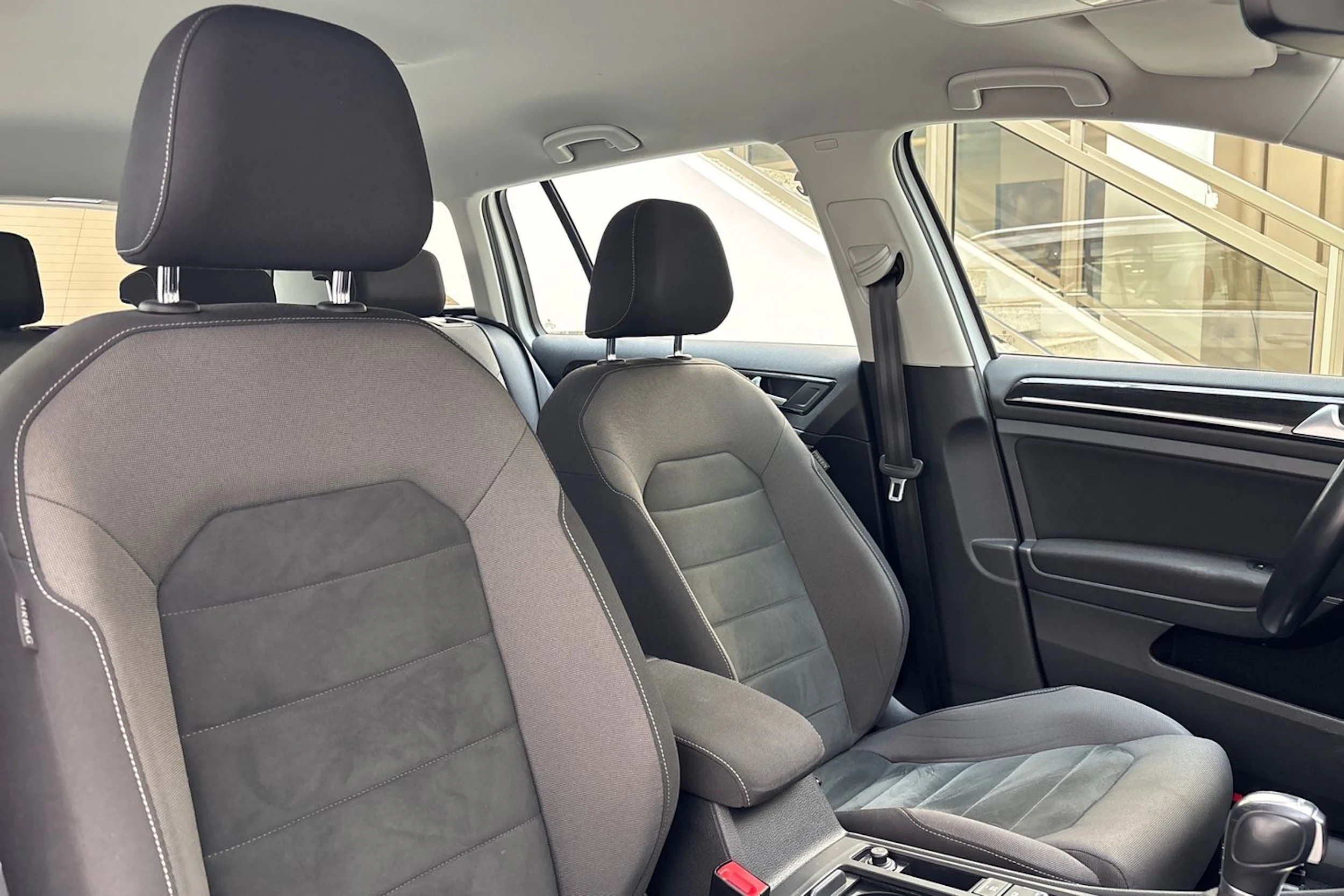 valkoinen Volkswagen Golf 2018 kuva 24.