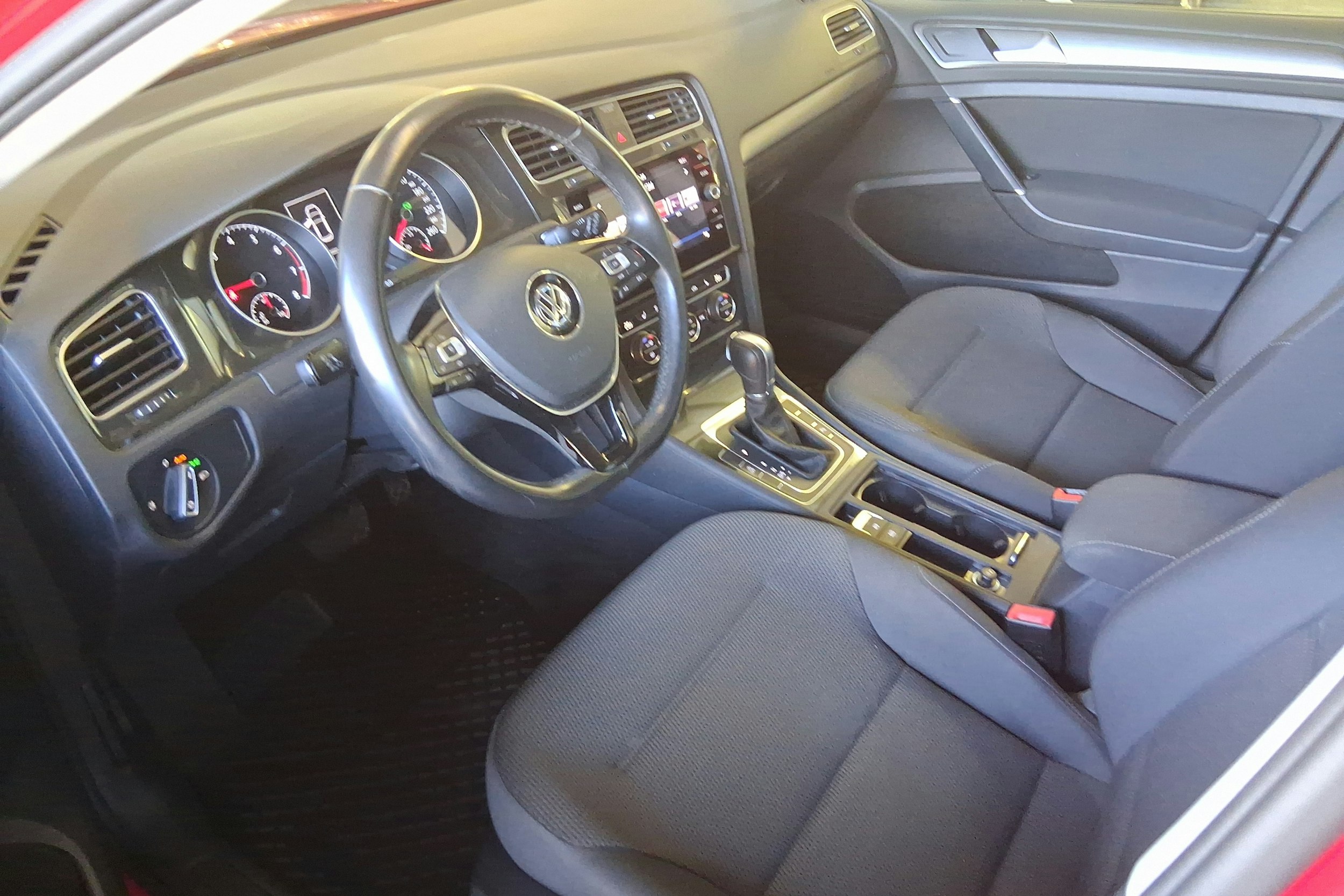 punainen Volkswagen Golf 2018 kuva 6.