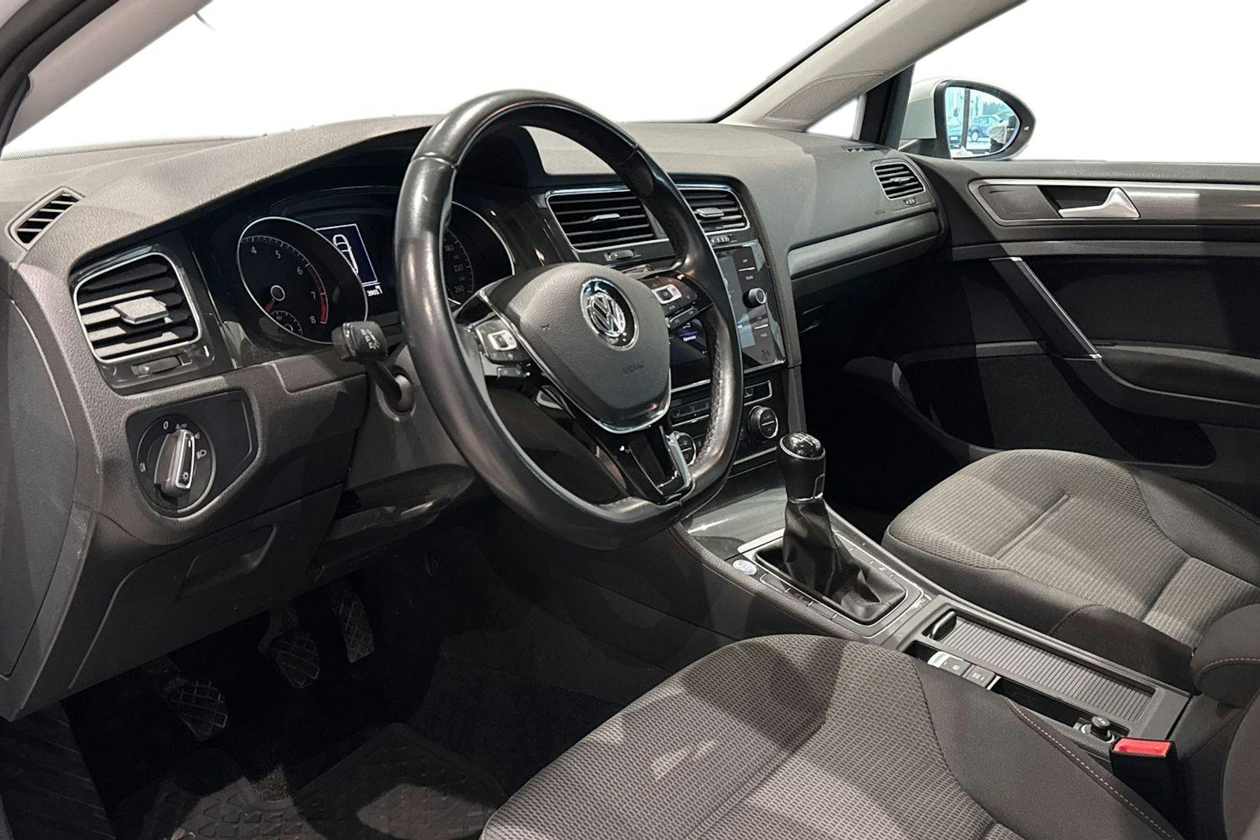 valkoinen Volkswagen Golf 2019 kuva 6.