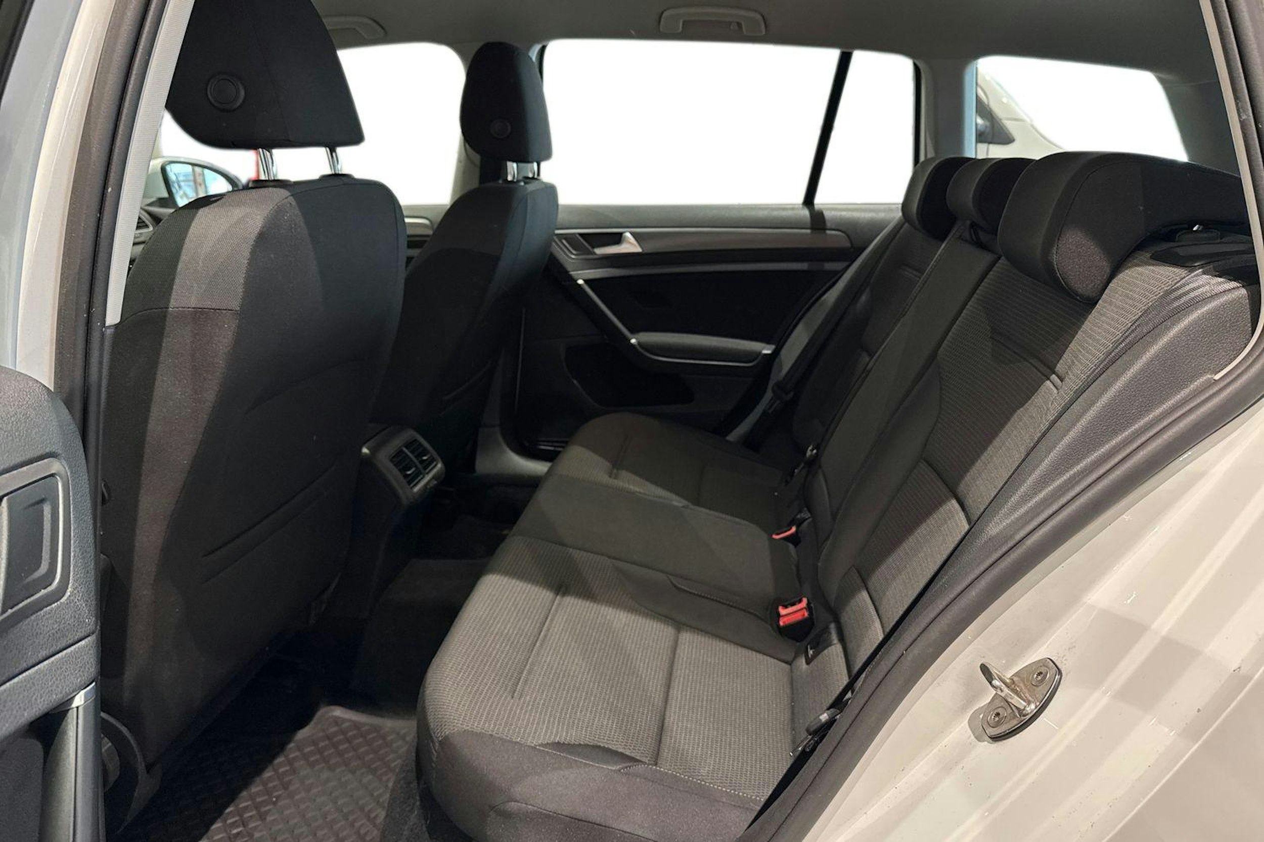 valkoinen Volkswagen Golf 2019 kuva 8.