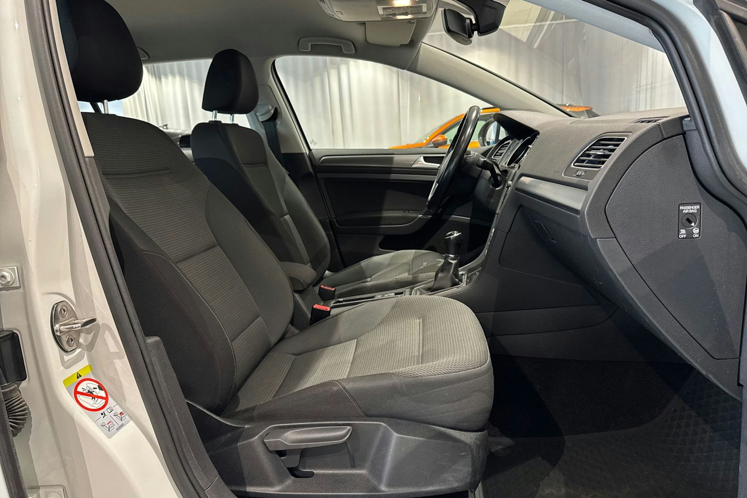 valkoinen Volkswagen Golf 2019 kuva 14.