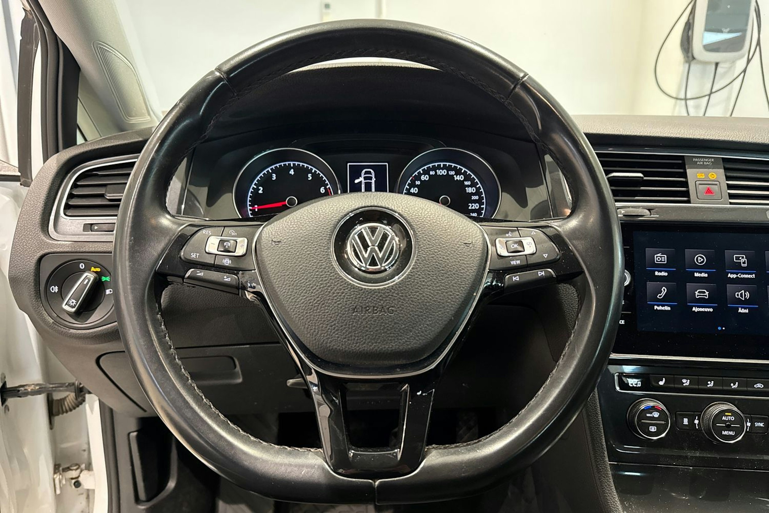 valkoinen Volkswagen Golf 2019 kuva 15.