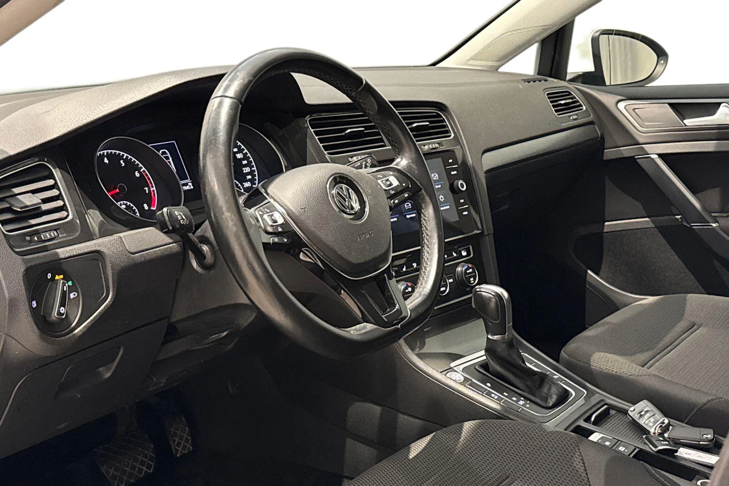 valkoinen Volkswagen Golf 2018 kuva 8.