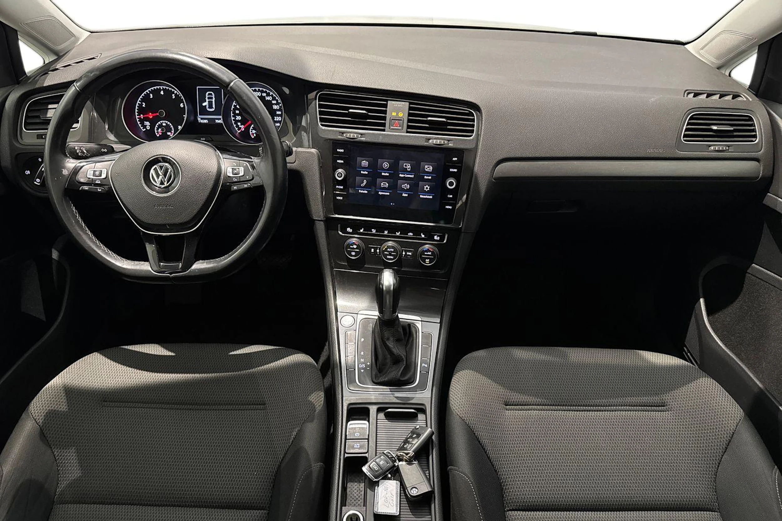 valkoinen Volkswagen Golf 2018 kuva 9.