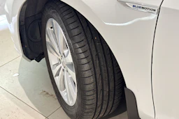valkoinen Volkswagen Golf 2018 kuva 13.