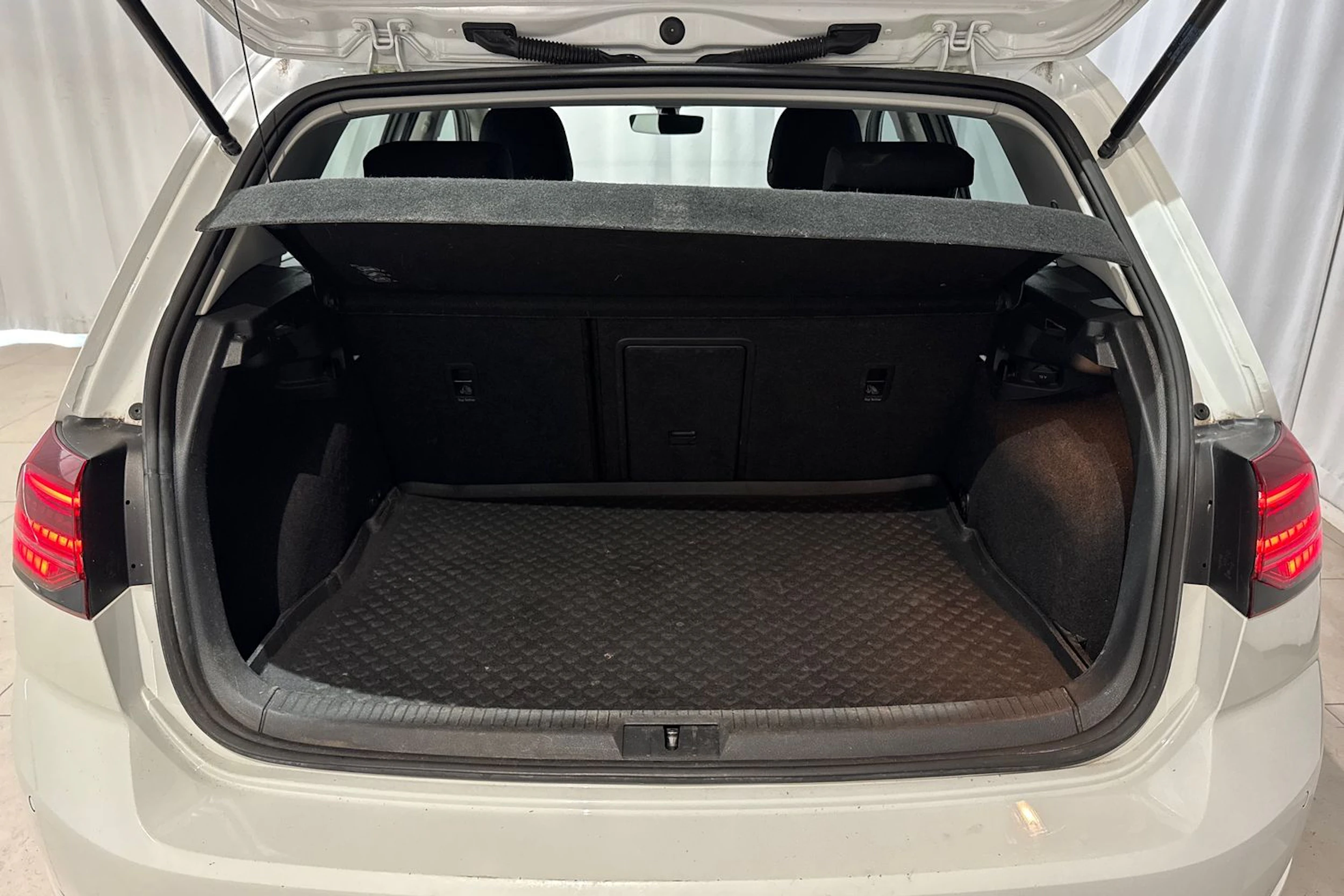 valkoinen Volkswagen Golf 2018 kuva 16.