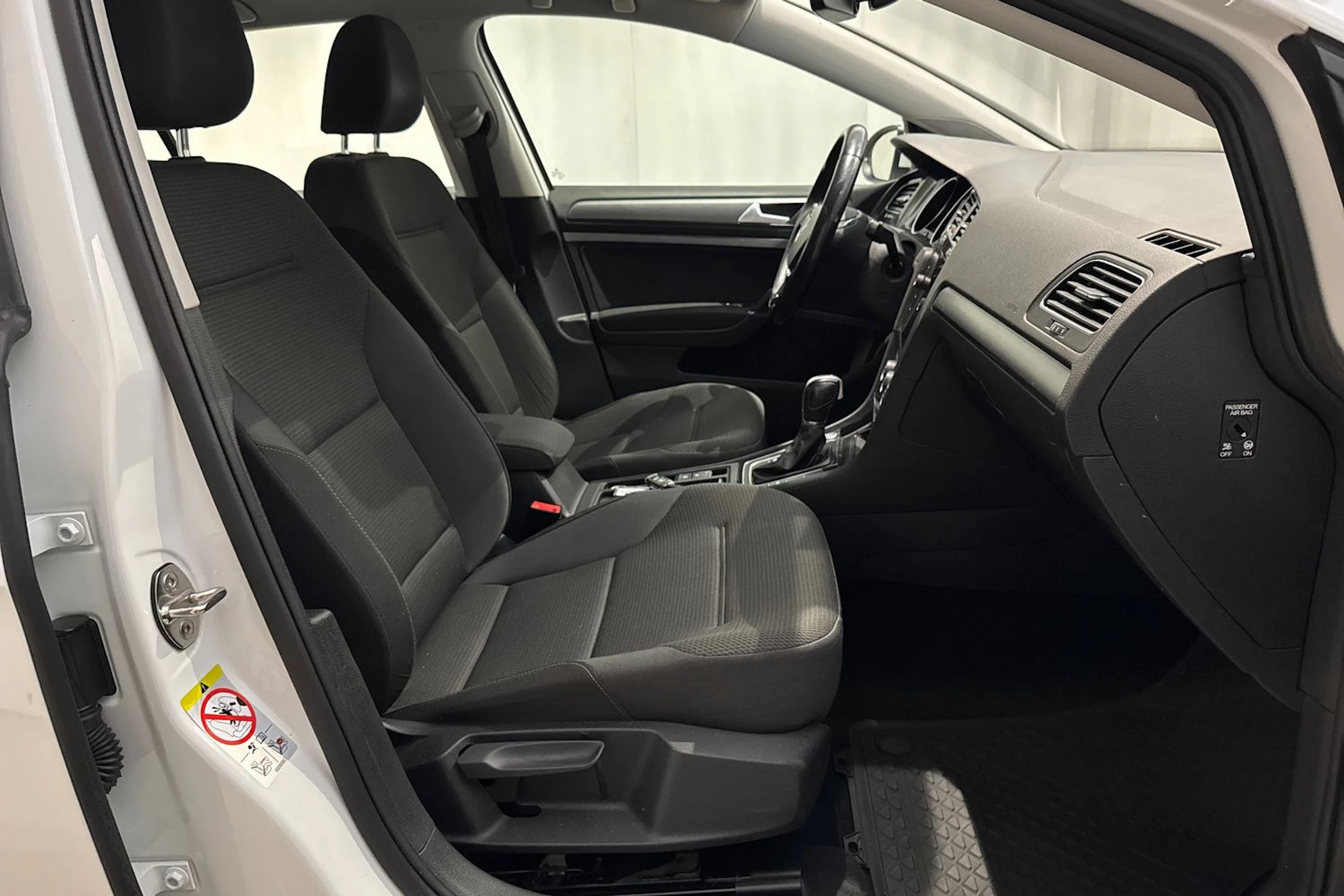 valkoinen Volkswagen Golf 2018 kuva 17.