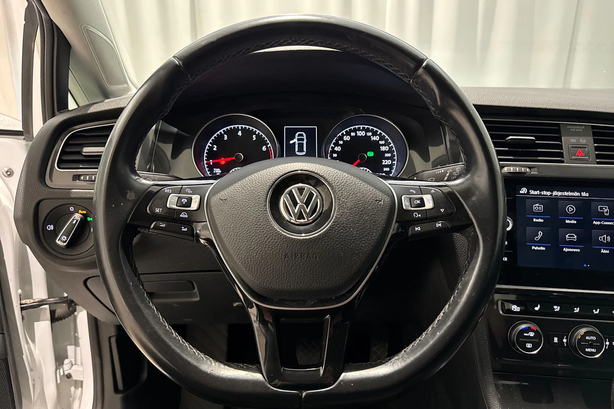 valkoinen Volkswagen Golf 2018 kuva 18.