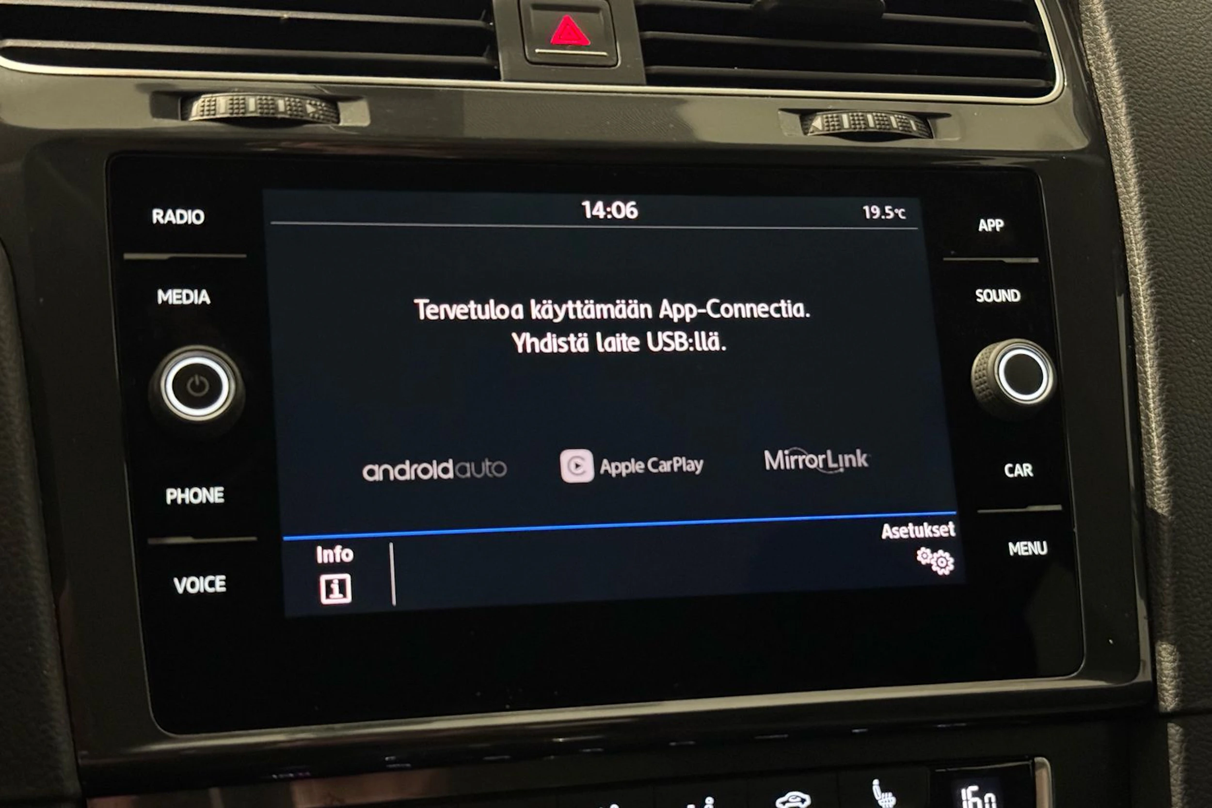 valkoinen Volkswagen Golf 2018 kuva 21.