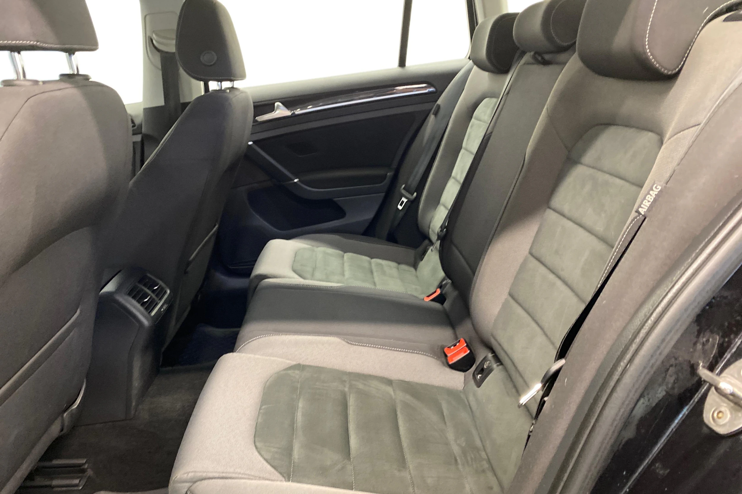 Musta Volkswagen GOLF 2018 kuva 8.