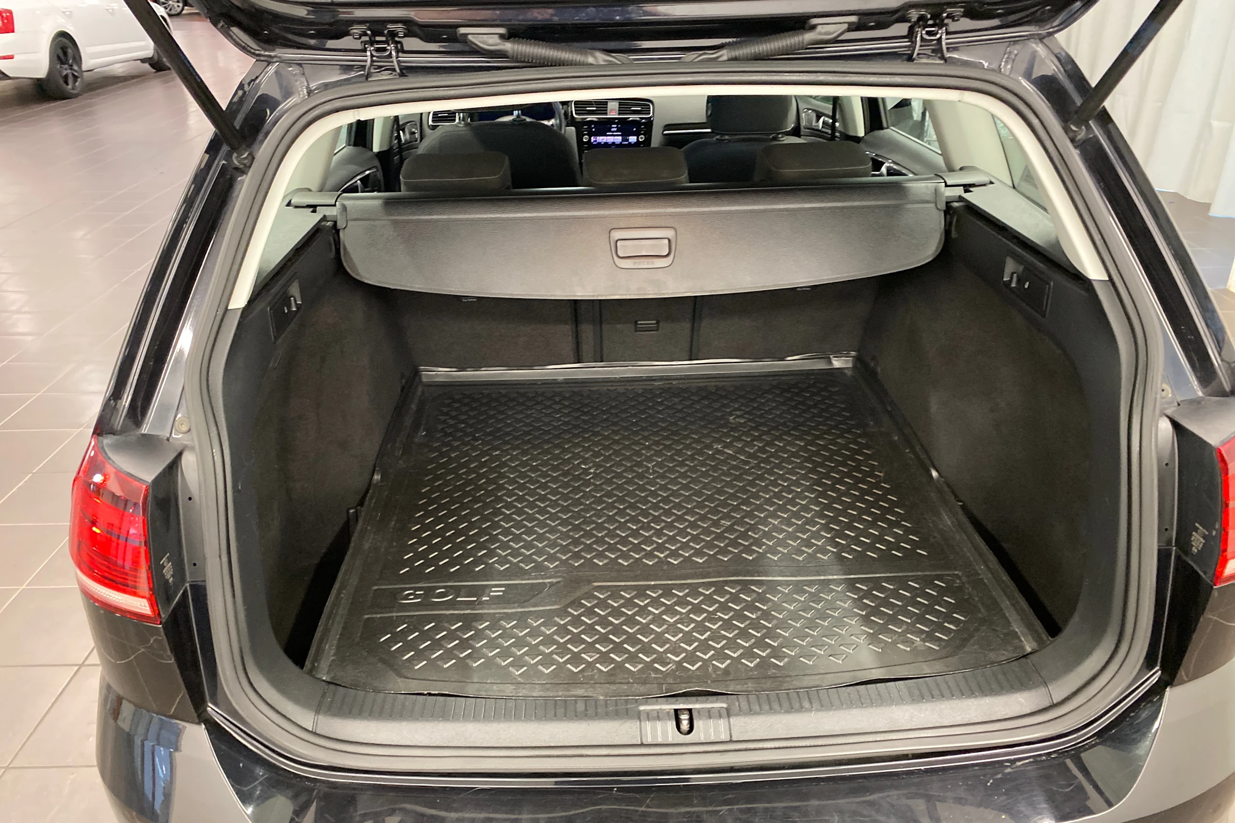 Musta Volkswagen GOLF 2018 kuva 11.