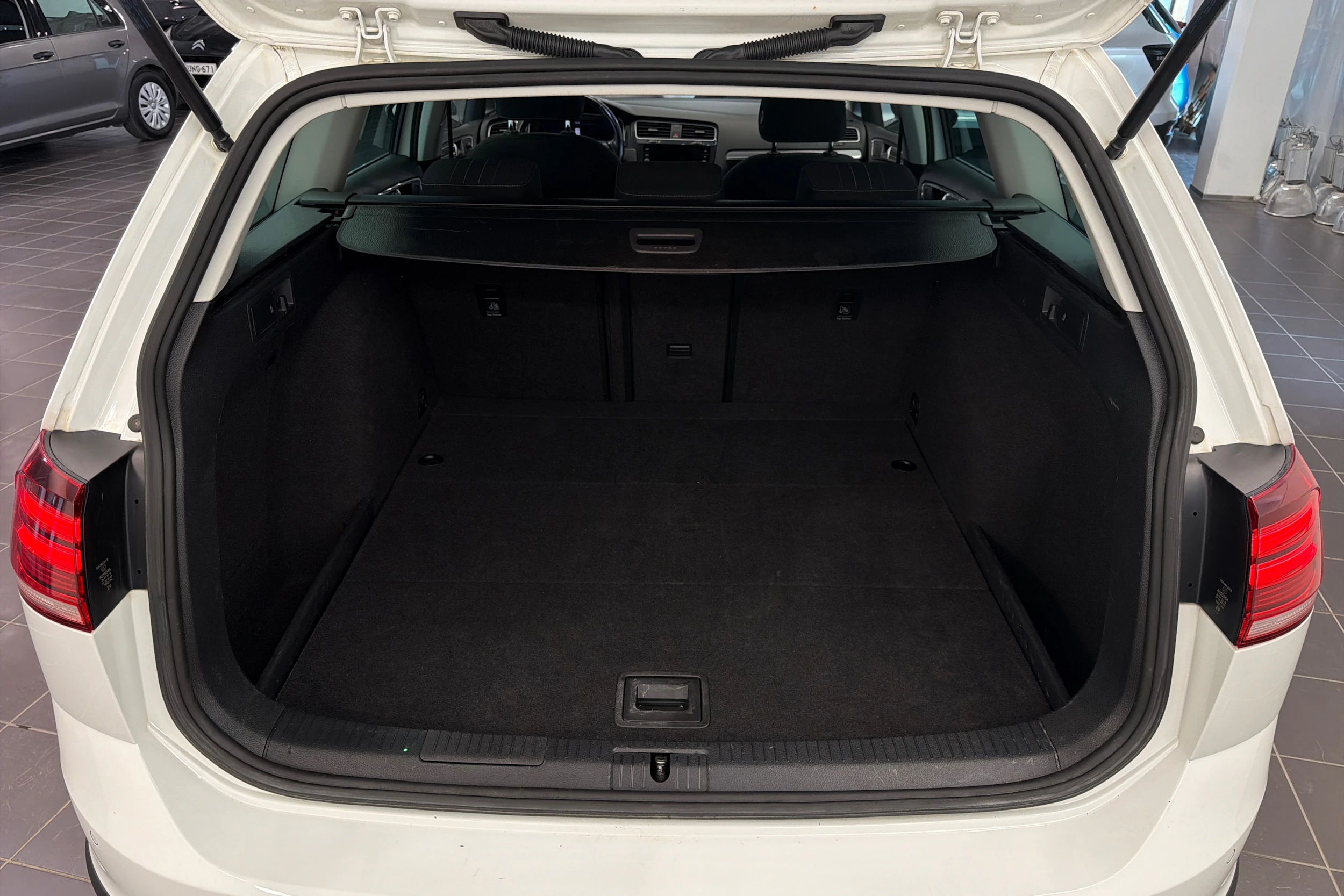 valkoinen Volkswagen Golf 2018 kuva 15.