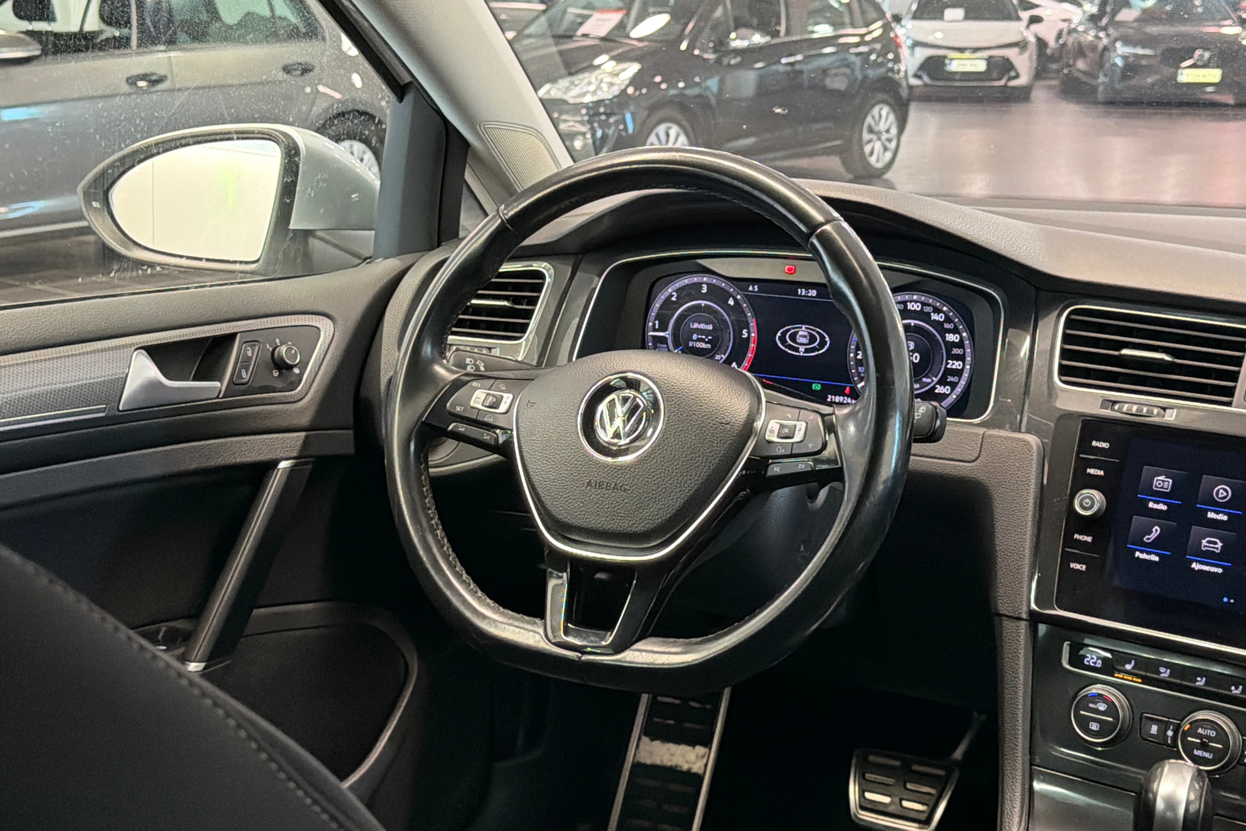 valkoinen Volkswagen Golf 2018 kuva 18.
