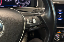 valkoinen Volkswagen Golf 2018 kuva 20.