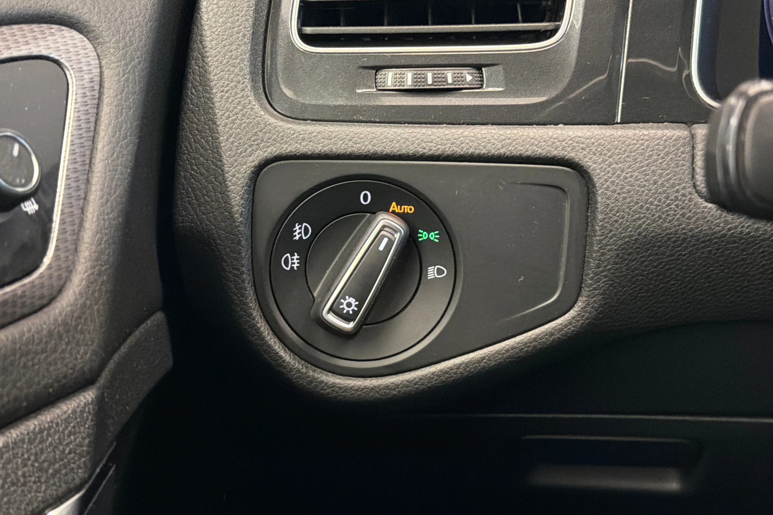 valkoinen Volkswagen Golf 2018 kuva 22.