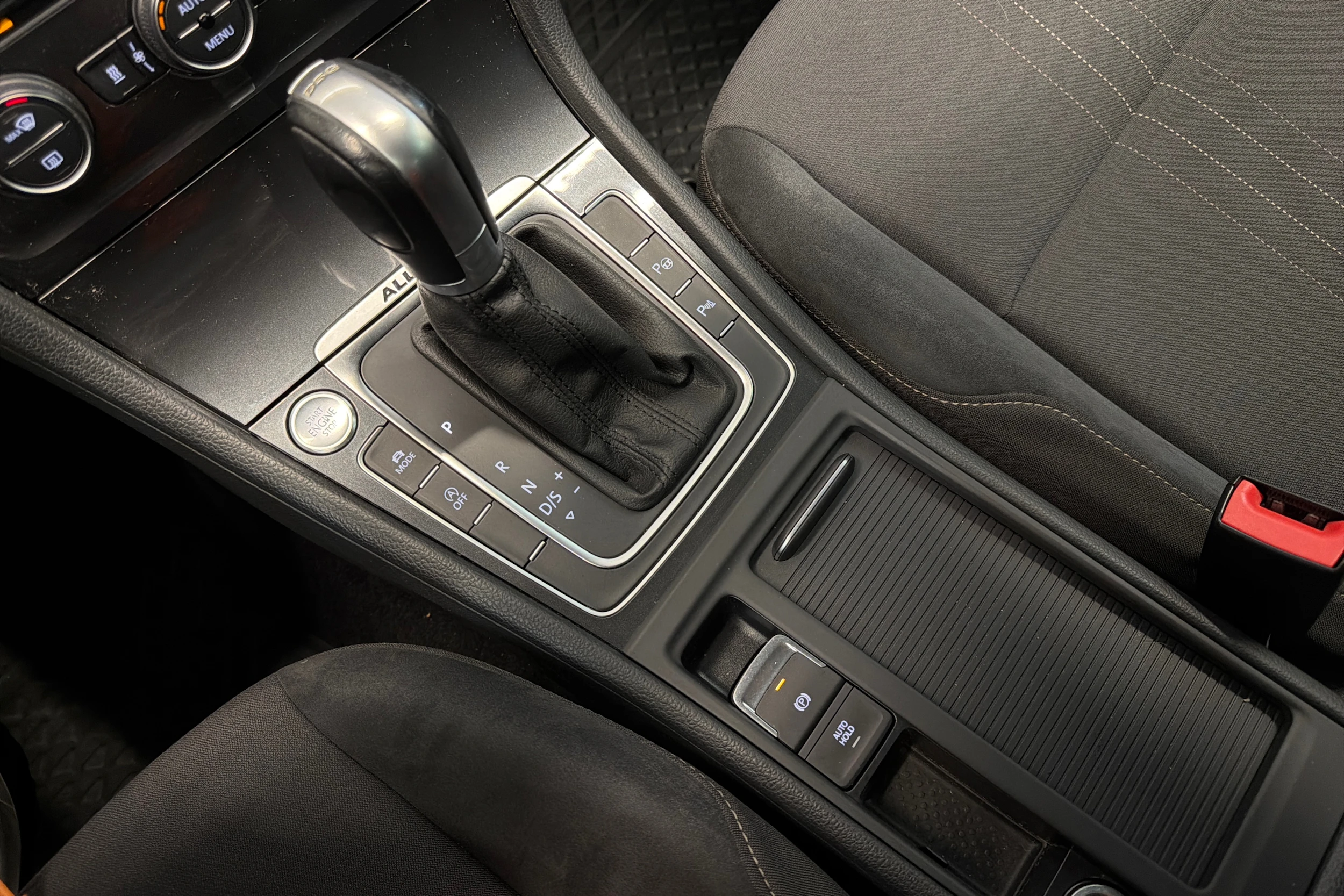 valkoinen Volkswagen Golf 2018 kuva 24.