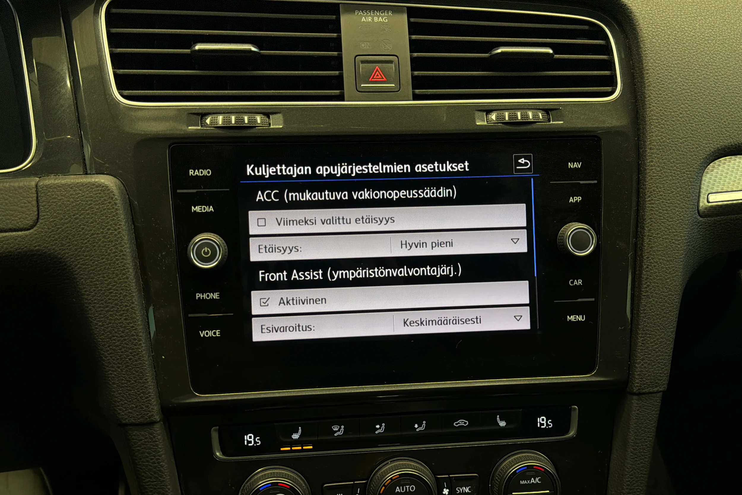 valkoinen Volkswagen Golf 2018 kuva 27.
