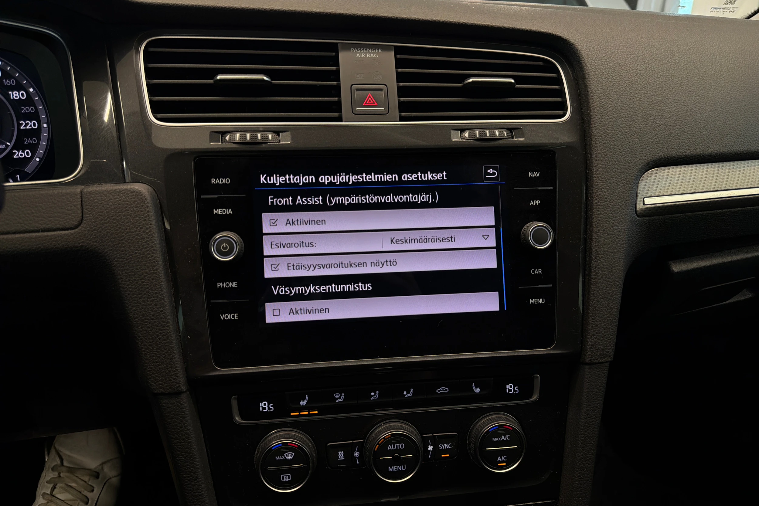 valkoinen Volkswagen Golf 2018 kuva 28.