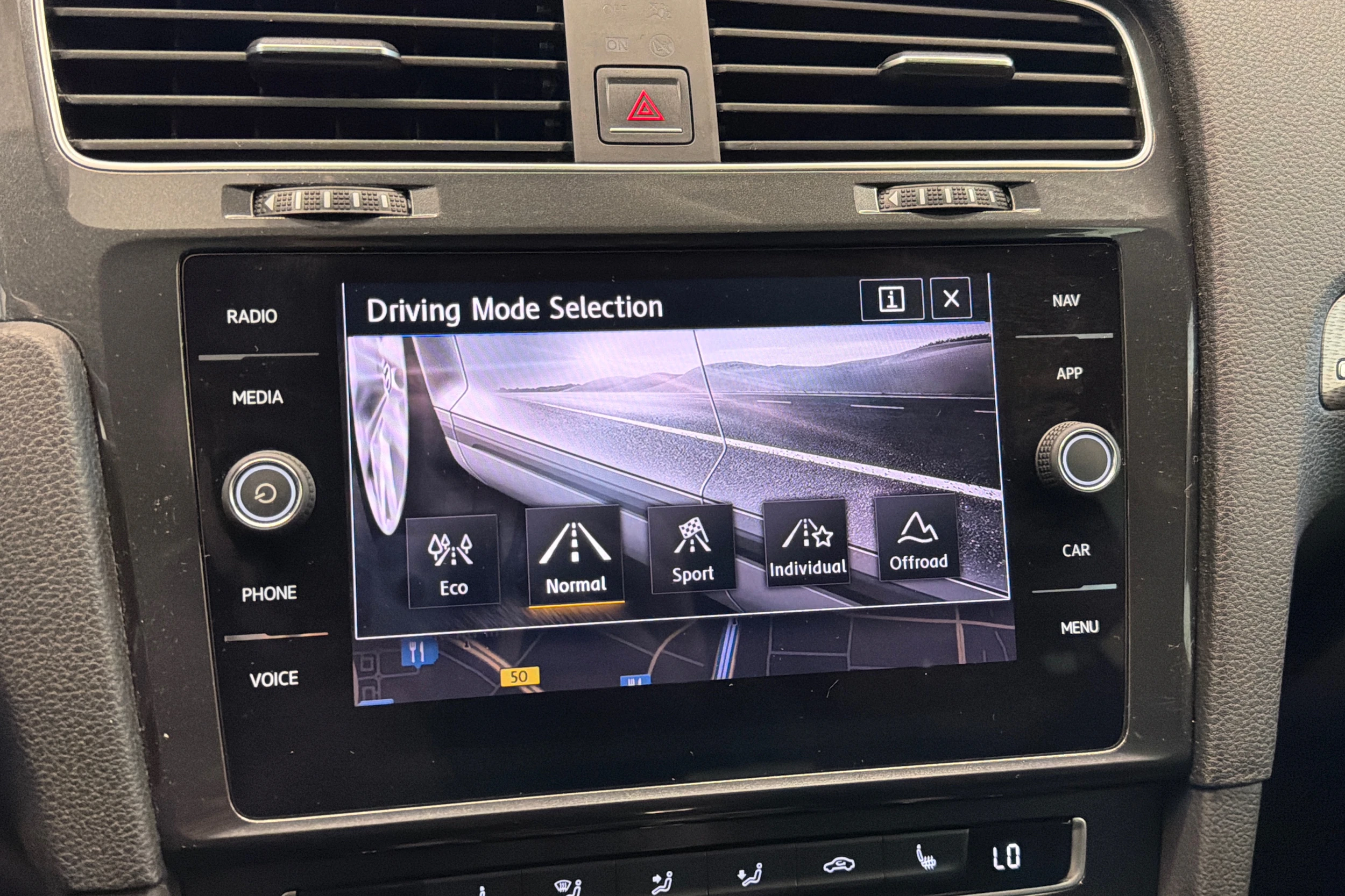 valkoinen Volkswagen Golf 2018 kuva 33.