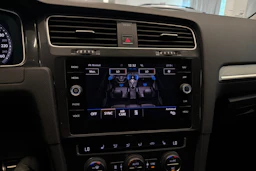 valkoinen Volkswagen Golf 2018 kuva 34.