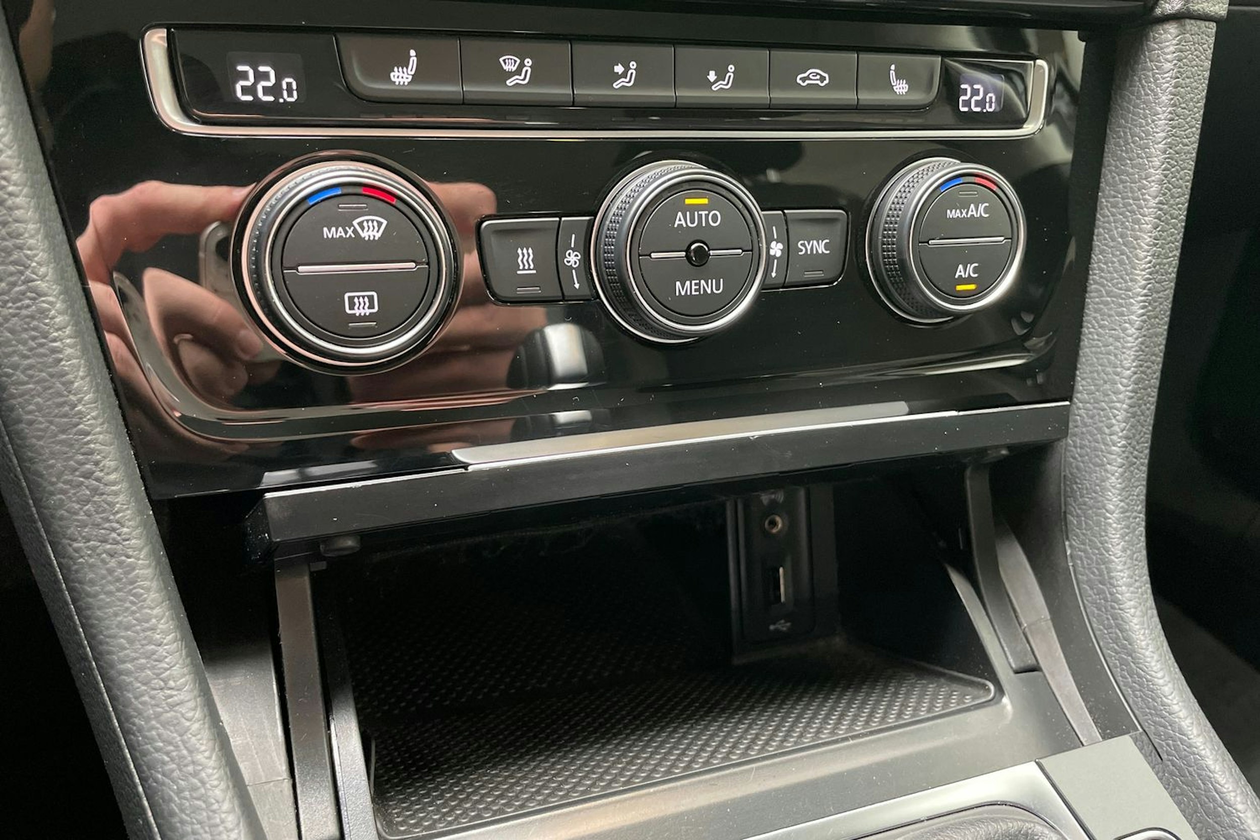 musta Volkswagen Golf 2018 kuva 23.