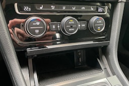 musta Volkswagen Golf 2018 kuva 23.
