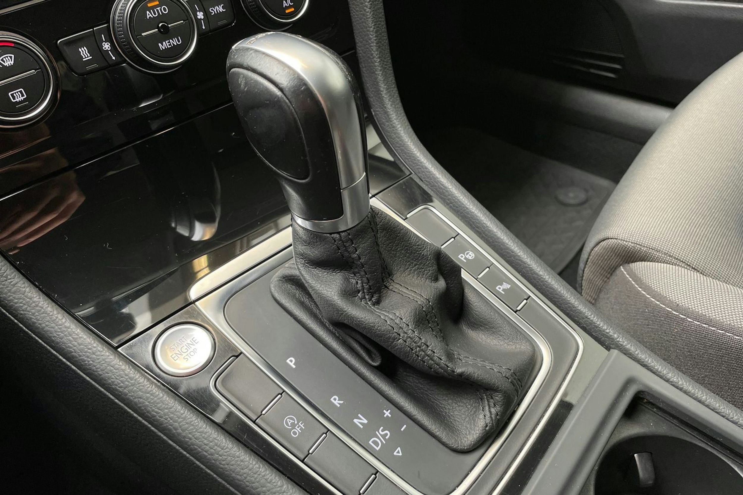 musta Volkswagen Golf 2018 kuva 24.
