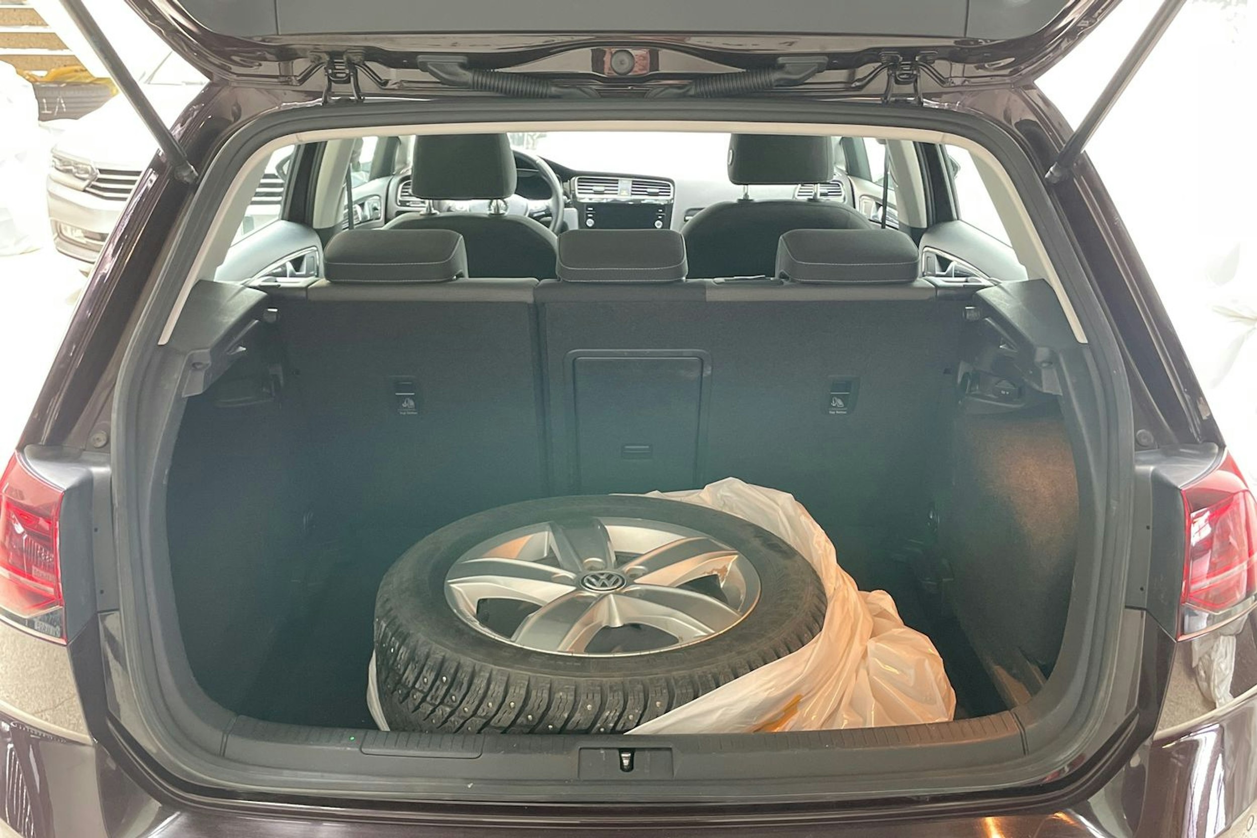 musta Volkswagen Golf 2018 kuva 28.