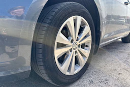 harmaa Volkswagen Golf 2018 kuva 8.